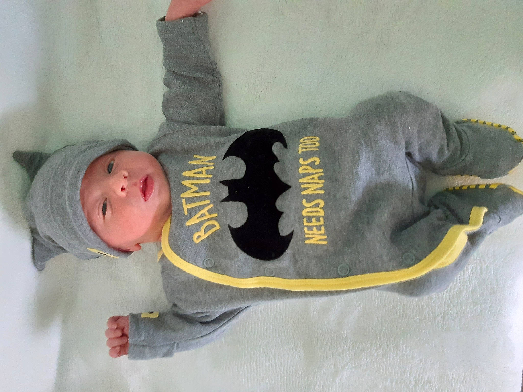 Louis a rejoint le concours — aidez-le/la à gagner de superbes lots ! baby, baby_products, baby_safety, baby_sleeping, baby_toddler_clothing, child, comfort, font, headgear, headwear, linens, mammal, outdoor_shoe, person, personal_protective_equipment, room, sleeve, sportswear, t_shirt, toddler