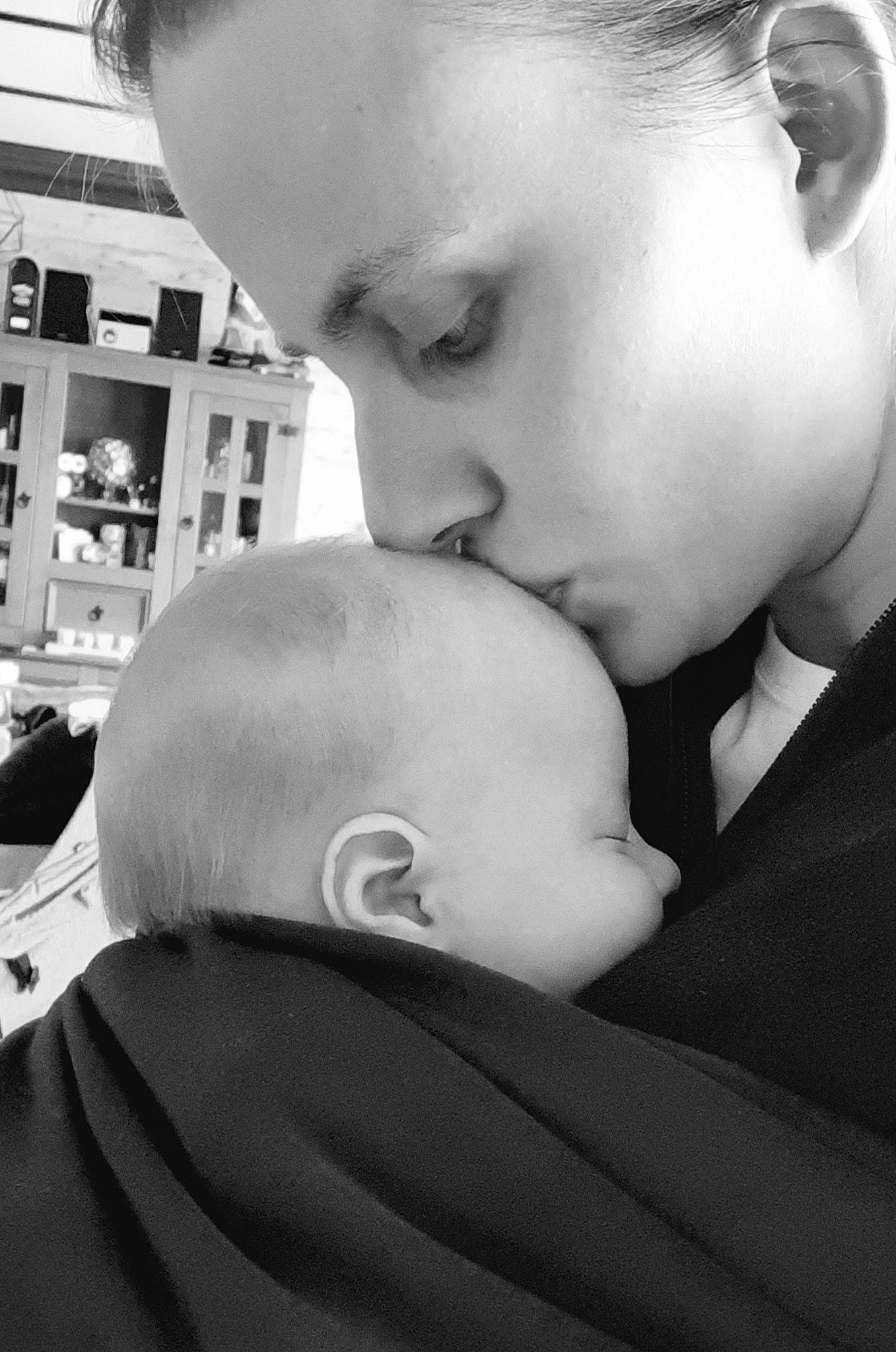 Louis a rejoint le concours — aidez-le/la à gagner de superbes lots ! black_and_white, cheek, chin, ear, eyebrow, eyelash, forehead, gesture, hairstyle, happy, human_body, iris, lip, mouth, neck, nose, organ, person, photograph, shoulder