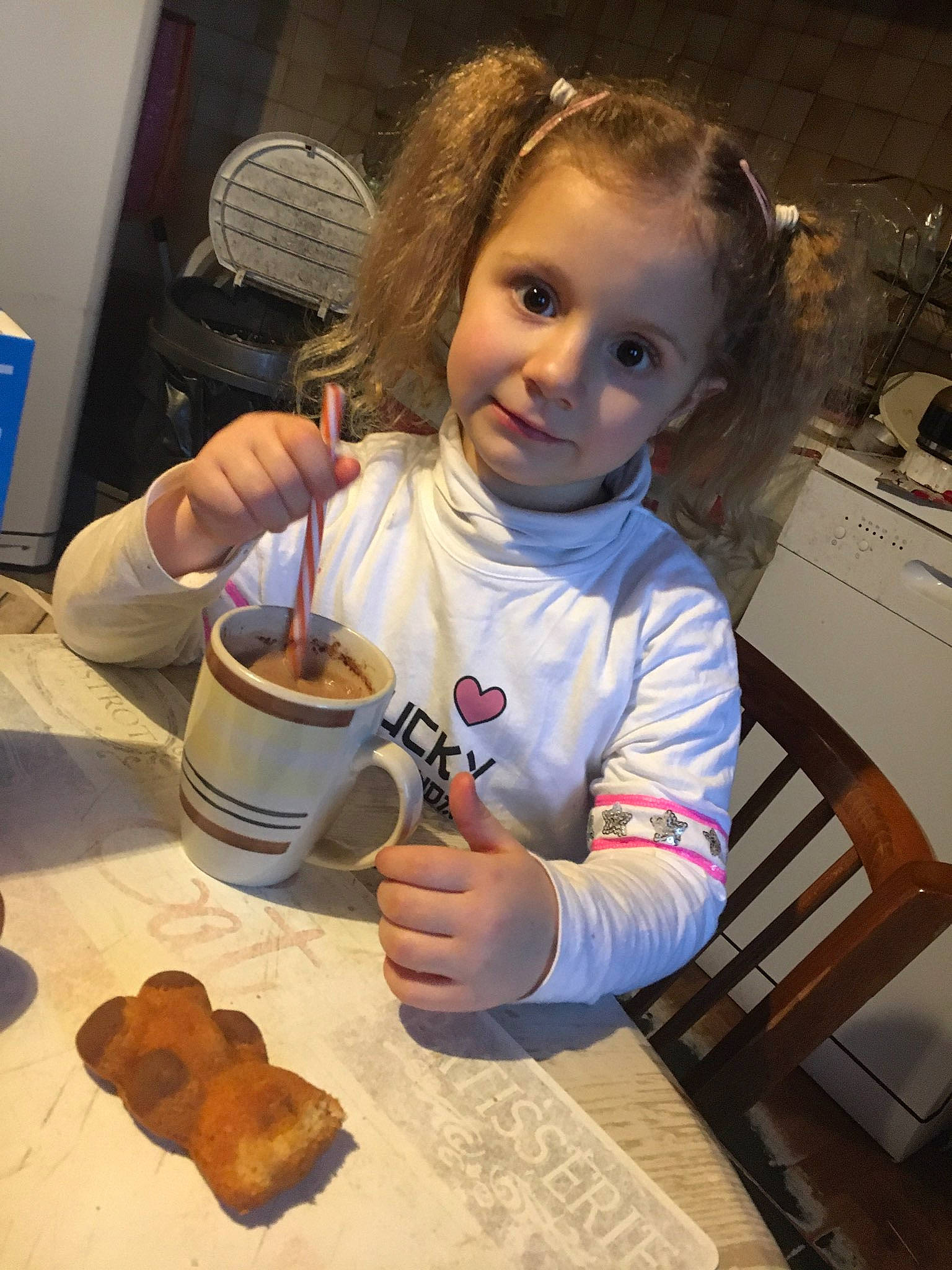 Julie a rejoint le concours — aidez-le/la à gagner de superbes lots ! baked_goods, baking, child, coffee, cooking, cup, dairy, dessert, dishware, drinkware, kitchen_appliance, kitchen_utensil, person, plate, recipe, serveware, small_appliance, snack, spoon, tea