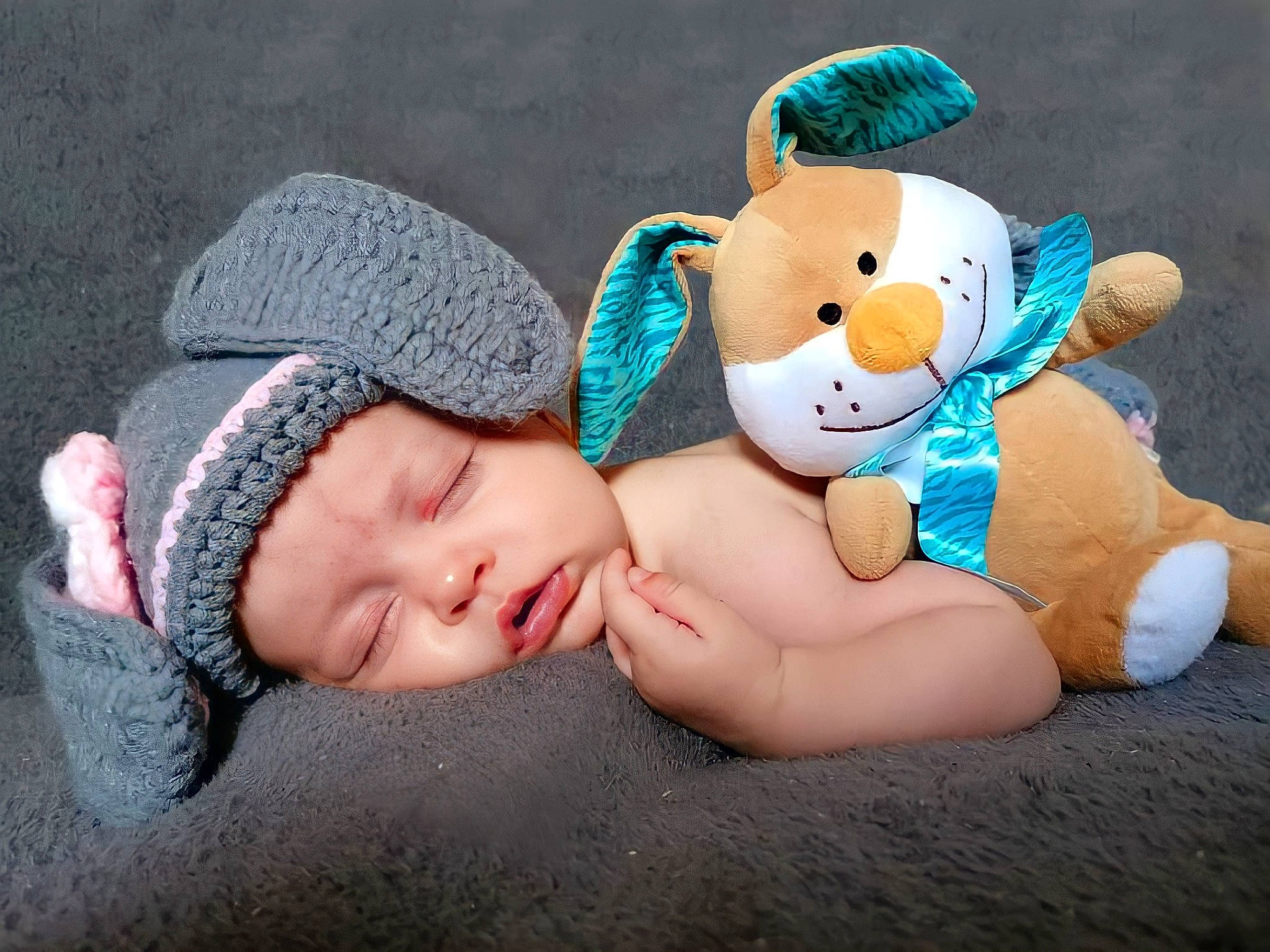 Louna a rejoint le concours — aidez-le/la à gagner de superbes lots ! arm, baby, baby_sleeping, cap, child, comfort, facial_expression, fashion_accessory, finger, fun, happy, head, headwear, human_body, knit_cap, linens, person, skin, stuffed_toy, textile