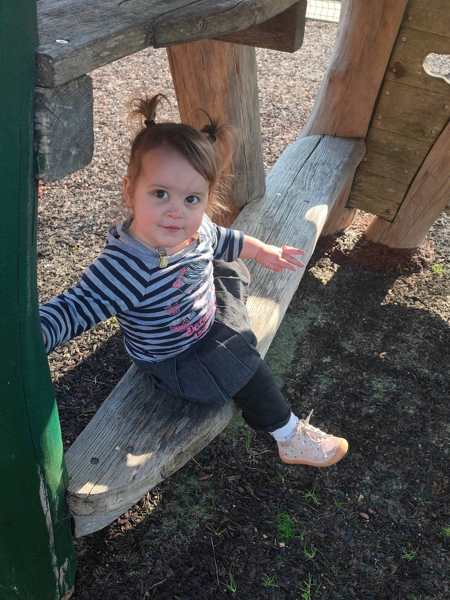 Louna a rejoint le concours — aidez-le/la à gagner de superbes lots ! baby_toddler_clothing, chair, child, city, fun, grass, happy, leisure, pattern, people_in_nature, person, recreation, shadow, sitting, soil, standing, tints_and_shades, toddler, tree, wood