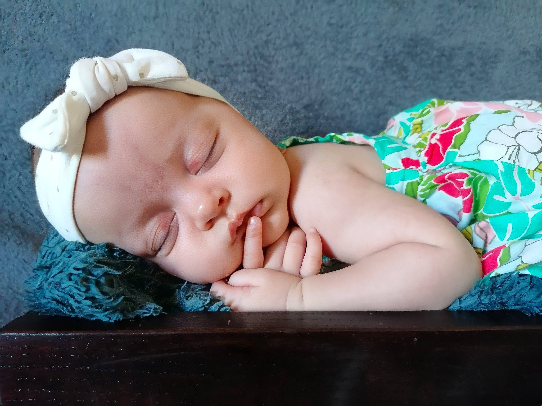 Louna participe au concours pour gagner de l'argent avec cette photo : baby, baby_sleeping, baby_toddler_clothing, bedtime, cap, cheek, child, comfort, fashion_accessory, flash_photography, grass, hair_accessory, knit_cap, linens, nap, pattern, person, sitting, skin, sleeve