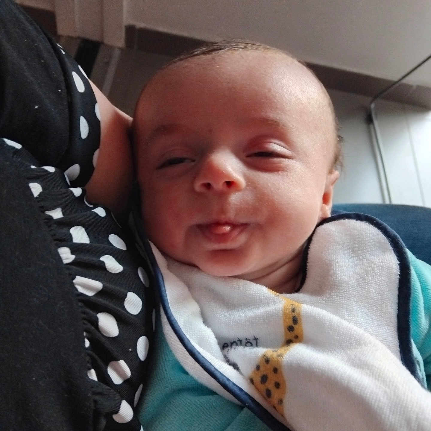 Maxime participe au concours pour gagner de l'argent avec cette photo : baby, bib, child, closeup, clothing, comfort, cute, expression, fabric, face, head, indoor, infant, newborn, person, polka_dot, resting, sleepy, soft, tongue