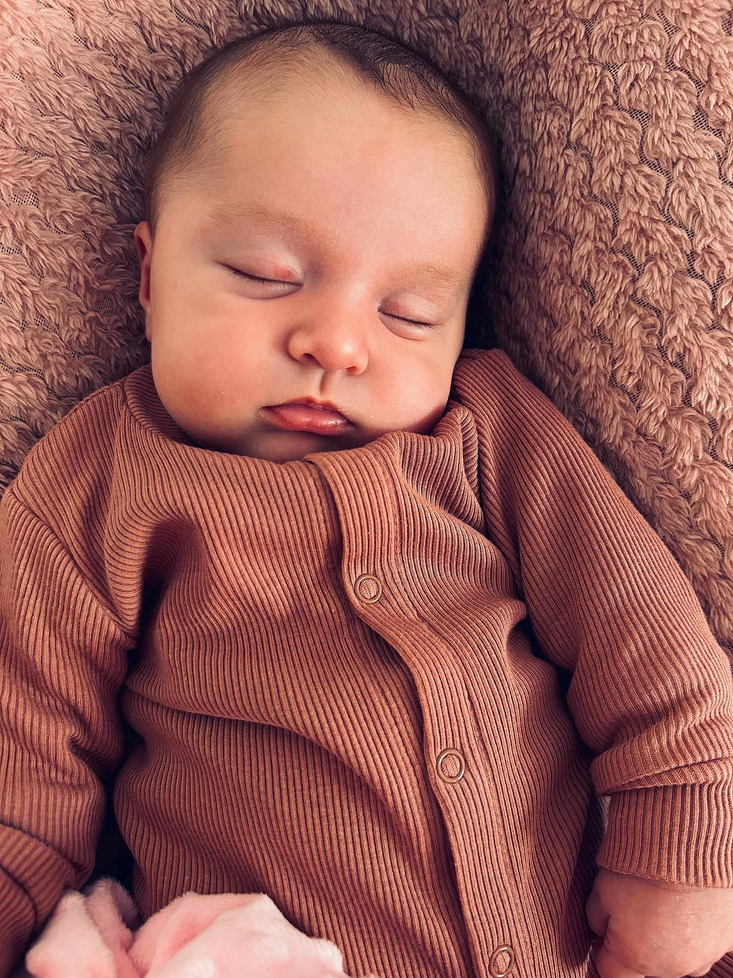 Lou participe au concours pour gagner de l'argent avec cette photo : baby, sleeping, infant, onesie, blanket, cozy, closeup, face, peaceful, soft, texture, child, resting, cute, portrait, newborn, hand, comfort, warm, nap