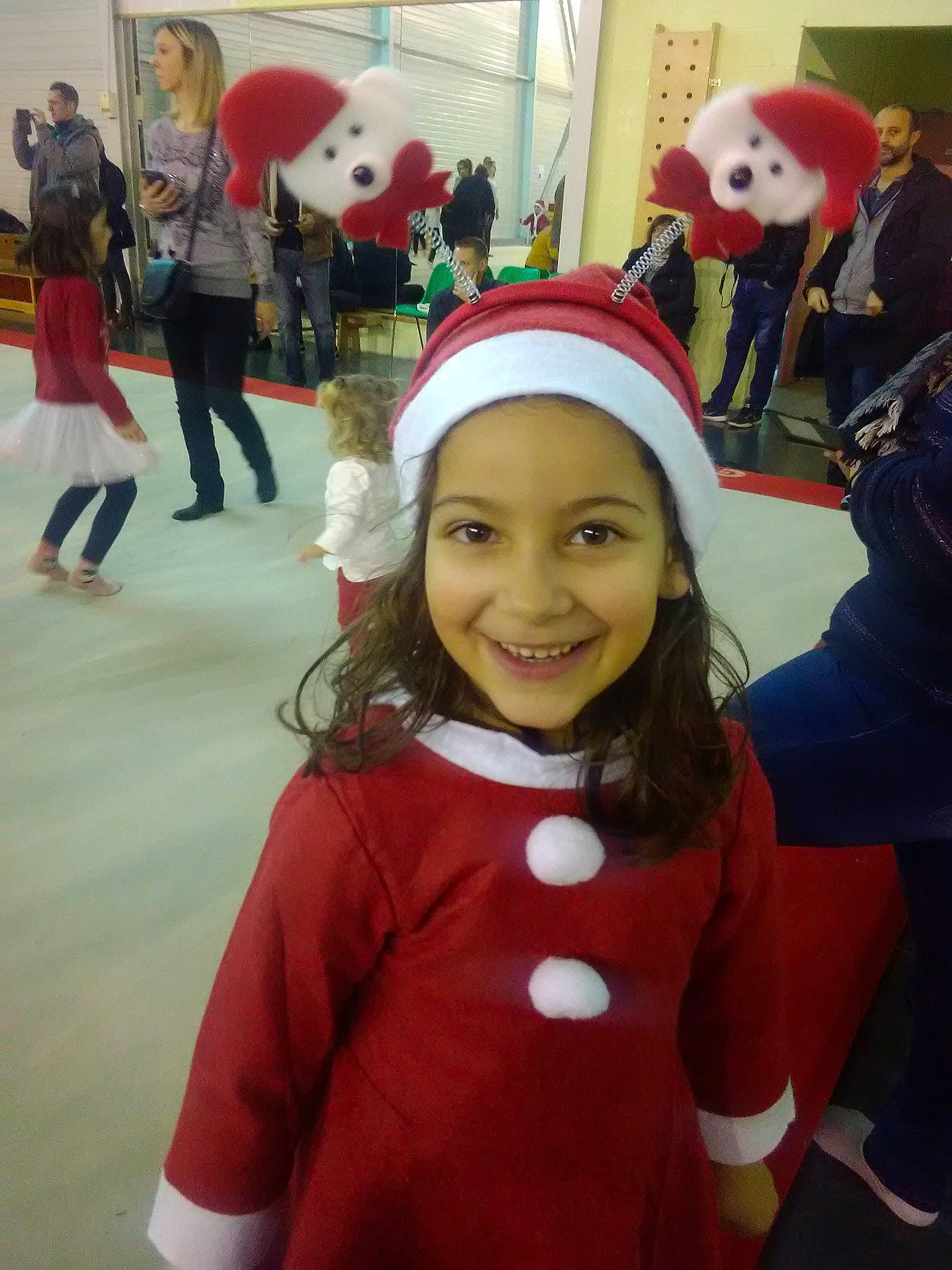 Lylou participe au concours pour gagner de l'argent avec cette photo : child, christmas, christmas_eve, costume, event, fictional_character, fun, happy, headwear, holiday, joy, person, red, santa_claus, selfie, smile