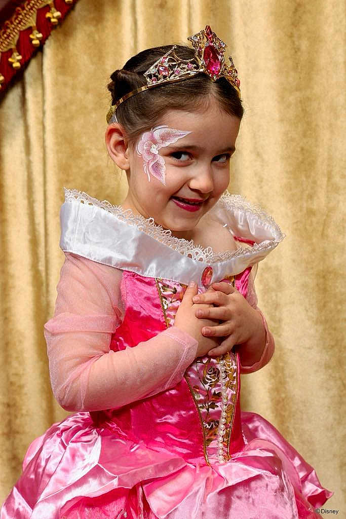 Joy a rejoint le concours — aidez-le/la à gagner de superbes lots ! child, girl, princess, costume, pink_dress, tiara, face_paint, smile, portrait, indoor, curtain, hands, happy, young_child, jewelry, makeup, stage, satin, posing, skirt