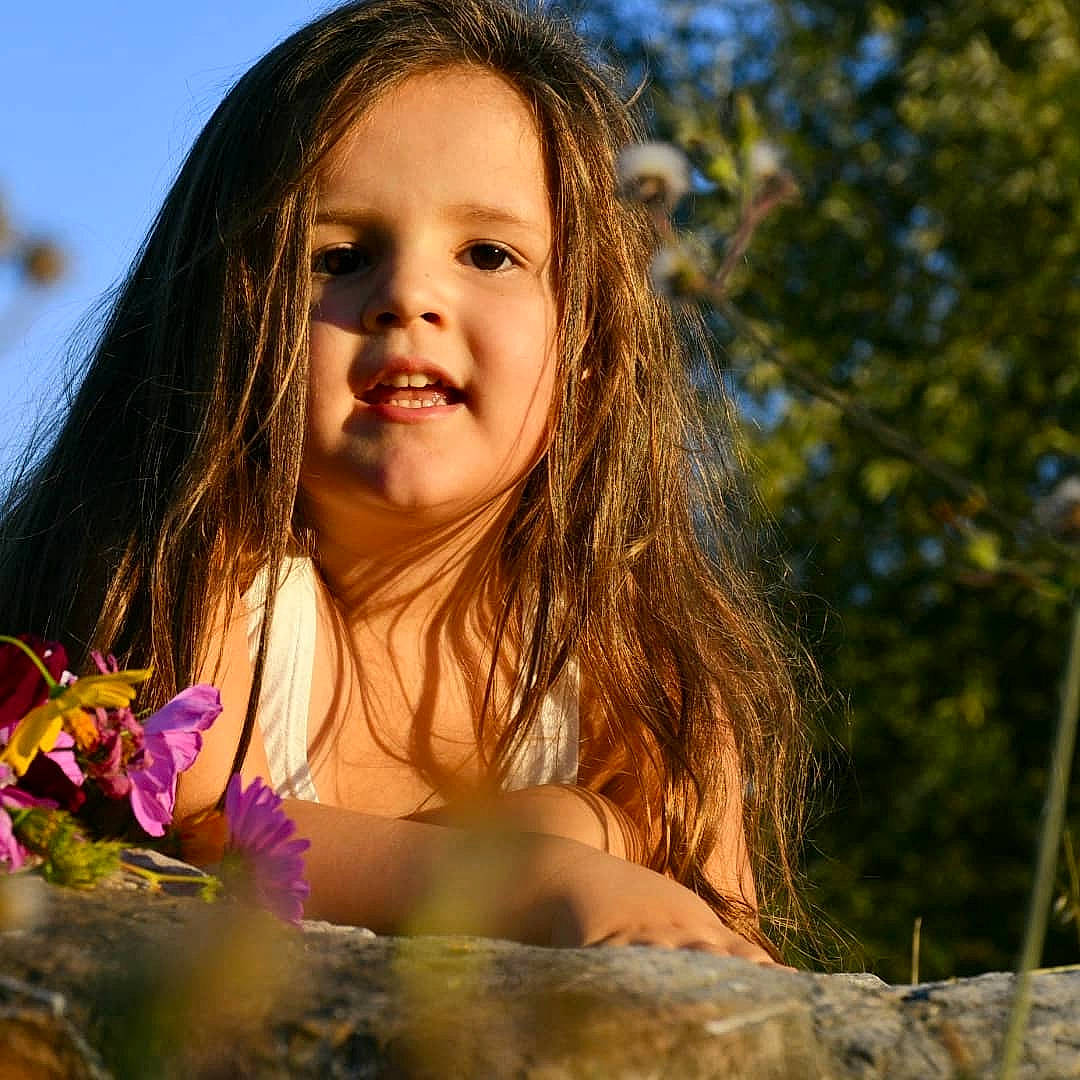 Alyssa participe au concours pour gagner de l'argent avec cette photo : dress, eye, face, flash_photography, flower, grass, hair, happy, head, iris, lip, nature, people_in_nature, person, plant, skin, sky, smile, sunlight, tree