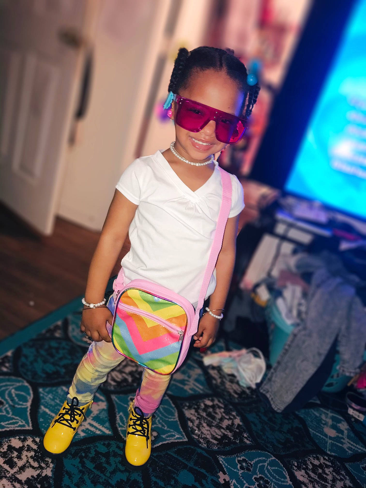 Alice is registered to the contest to win money with this photo: cool, entertainment, eyewear, fashion_design, fun, goggles, happy, joy, knee, leisure, magenta, performing_arts, person, shoe, sneakers, sportswear, street_fashion, sunglasses, t_shirt, thigh