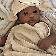 Zeus a rejoint le concours — aidez-le/la à gagner de superbes lots ! baby, towel, hooded_towel, bear_design, infant, blanket, soft_texture, cute, child, wrapped, sleepwear, indoor, portrait, skin, hand, face, eyes, lying_down, comfort, warm