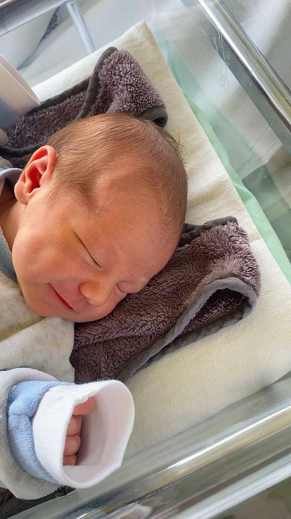 Sarihana participe au concours pour gagner de l'argent avec cette photo : baby, bassinet, blanket, child, closeup, cozy, cute, fresh, hand, hospital, indoors, infant, newborn, peaceful, portrait, resting, sleeping, soft, swaddled, tiny