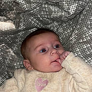 Léna participe au concours pour gagner de l'argent avec cette photo : baby, infant, child, face, red_eye, blanket, knit_blanket, bedding, onesie, sweater, heart_patch, love_embroidery, hand, thumb, sucking_thumb, portrait, indoor, cozy, soft_texture, close_up