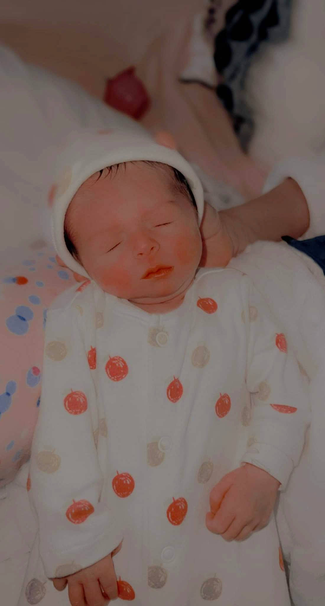 Sajid a rejoint le concours — aidez-le/la à gagner de superbes lots ! baby, baby_products, baby_sleeping, baby_toddler_clothing, bedtime, child, chin, collar, comfort, hat, linens, pattern, peach, person, sleeve, textile, thumb, toddler