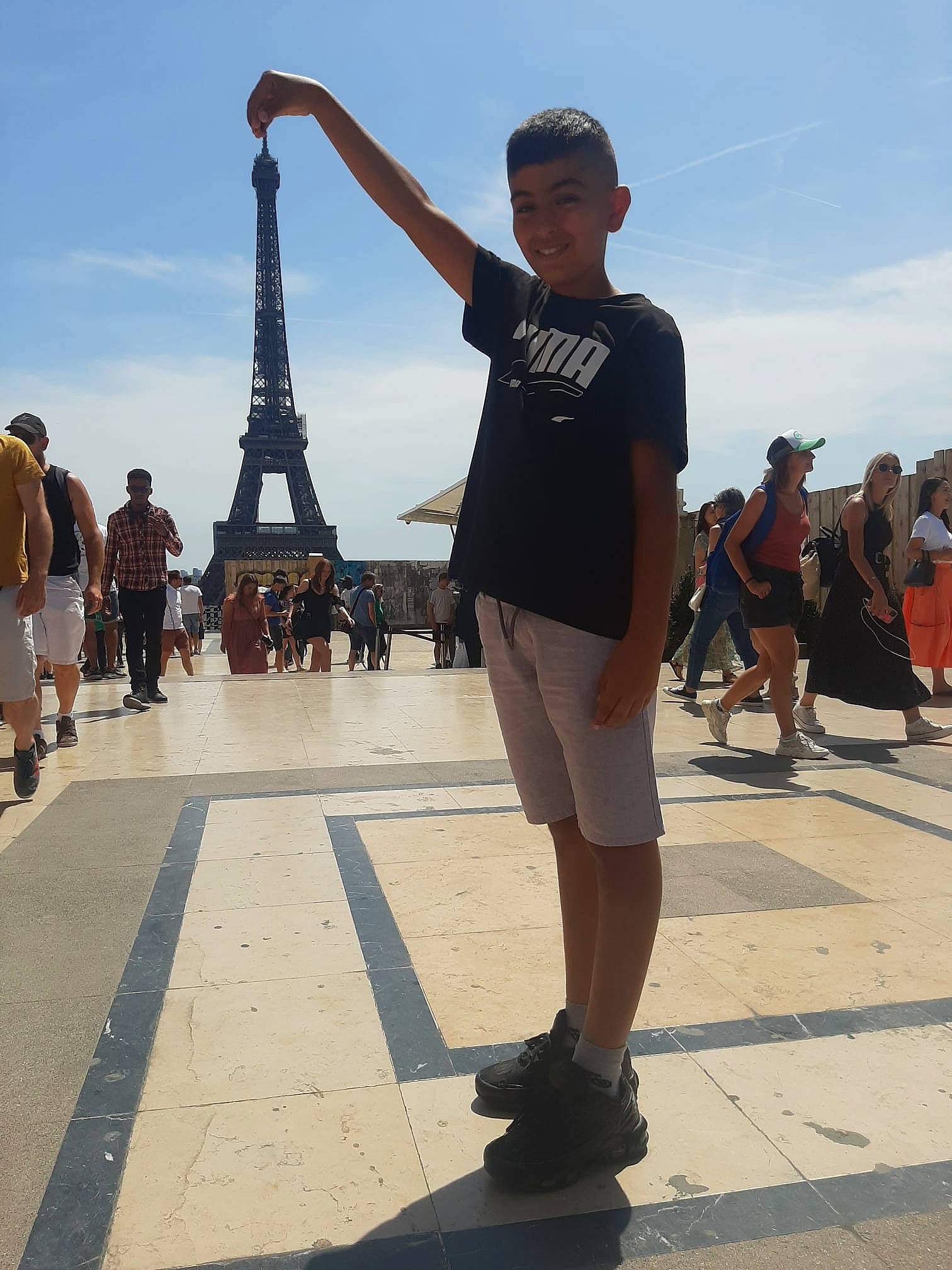 Sanvel a rejoint le concours — aidez-le/la à gagner de superbes lots ! calf, cloud, fun, gesture, human_leg, joy, knee, leisure, pedestrian, person, recreation, shadow, shorts, sky, standing, t_shirt, thigh, tourism, travel, vacation