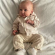 Adam a rejoint le concours — aidez-le/la à gagner de superbes lots ! baby, infant, clothing, shirt, pants, shoes, blanket, lying_down, face, expression, cute, small_hands, footwear, soft_texture, indoors, child, portrait, comfortable, curious, casual