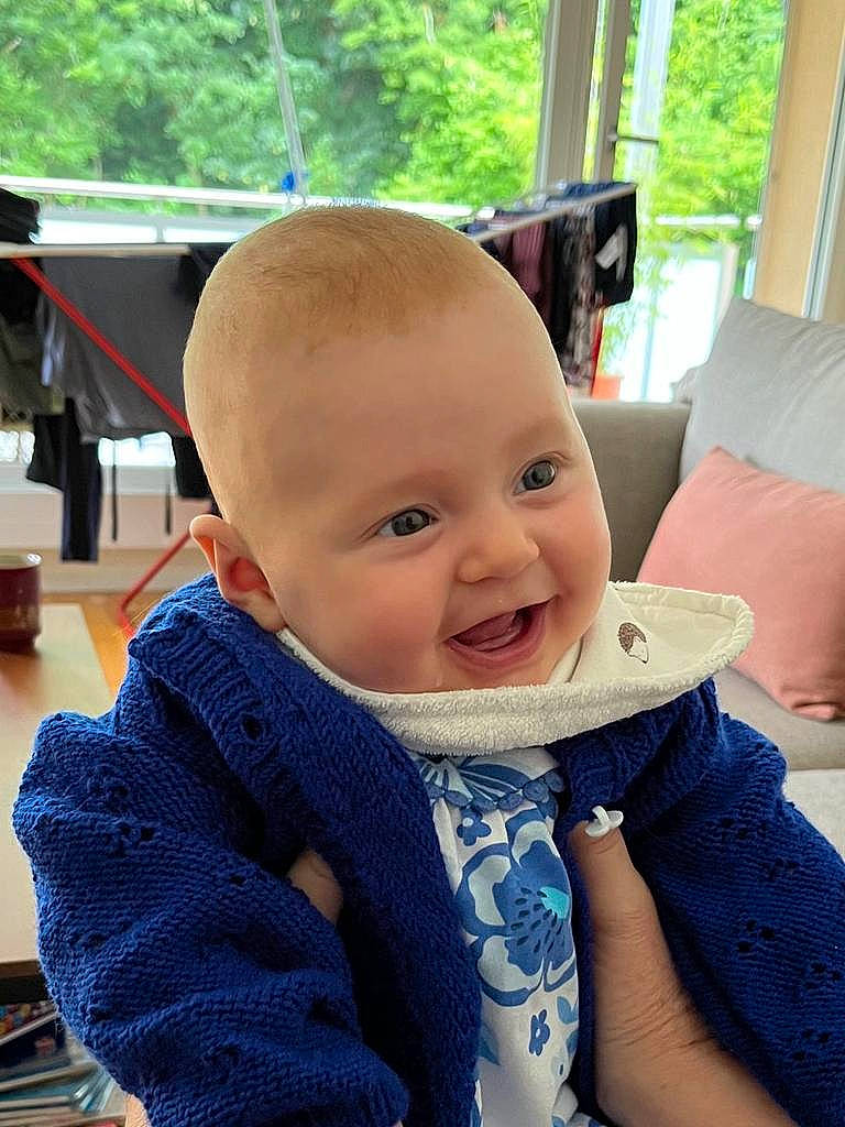 Elin a rejoint le concours — aidez-le/la à gagner de superbes lots ! baby, baby_toddler_clothing, chair, cheek, child, comfort, electric_blue, fun, grass, happy, leisure, person, plant, sitting, sleeve, smile, toddler, tree, vacation, window