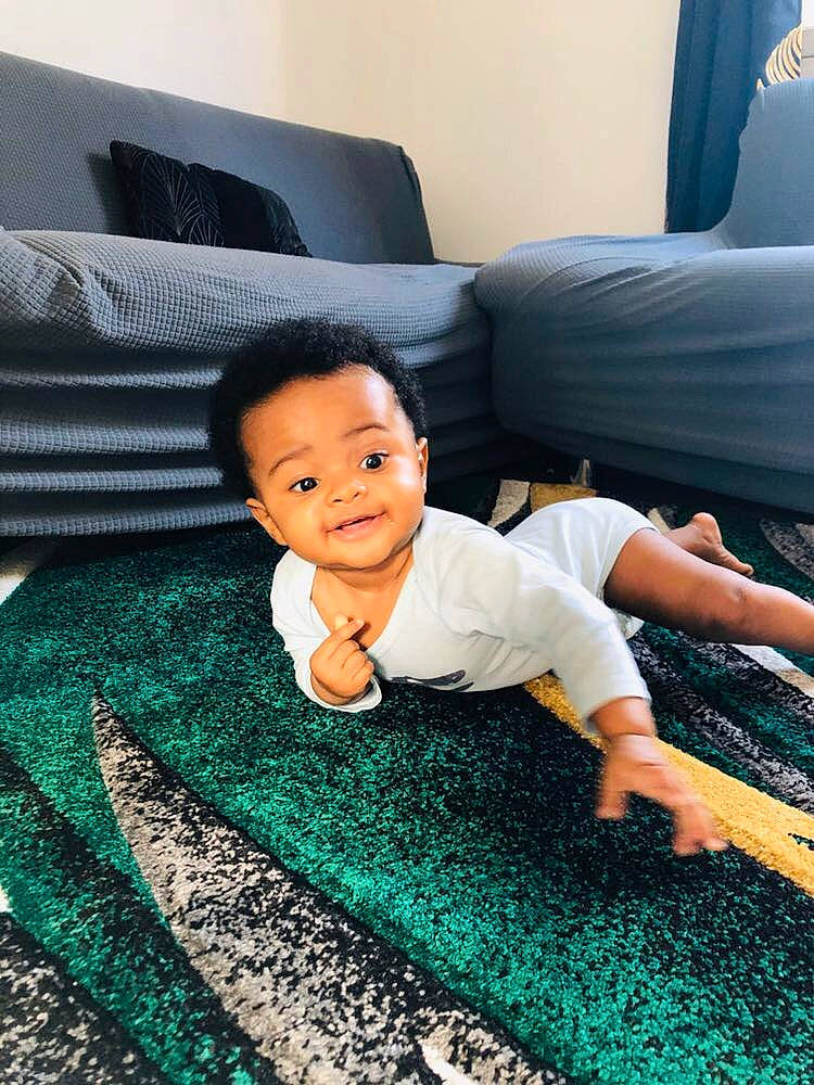 Ilhan participe au concours pour gagner de l'argent avec cette photo : baby, beauty, black_hair, carpet, child, cool, crawling, floor, flooring, fun, grass, green, head, leg, leisure, person, room, skin, technology, toddler