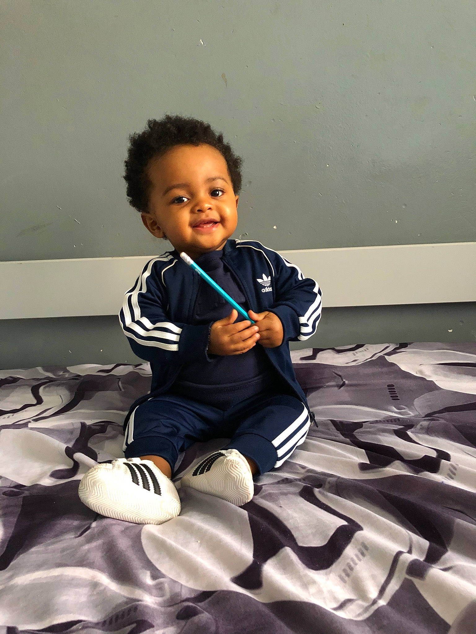 Ilhan participe au concours pour gagner de l'argent avec cette photo : child, joy, person, play, sitting, toddler