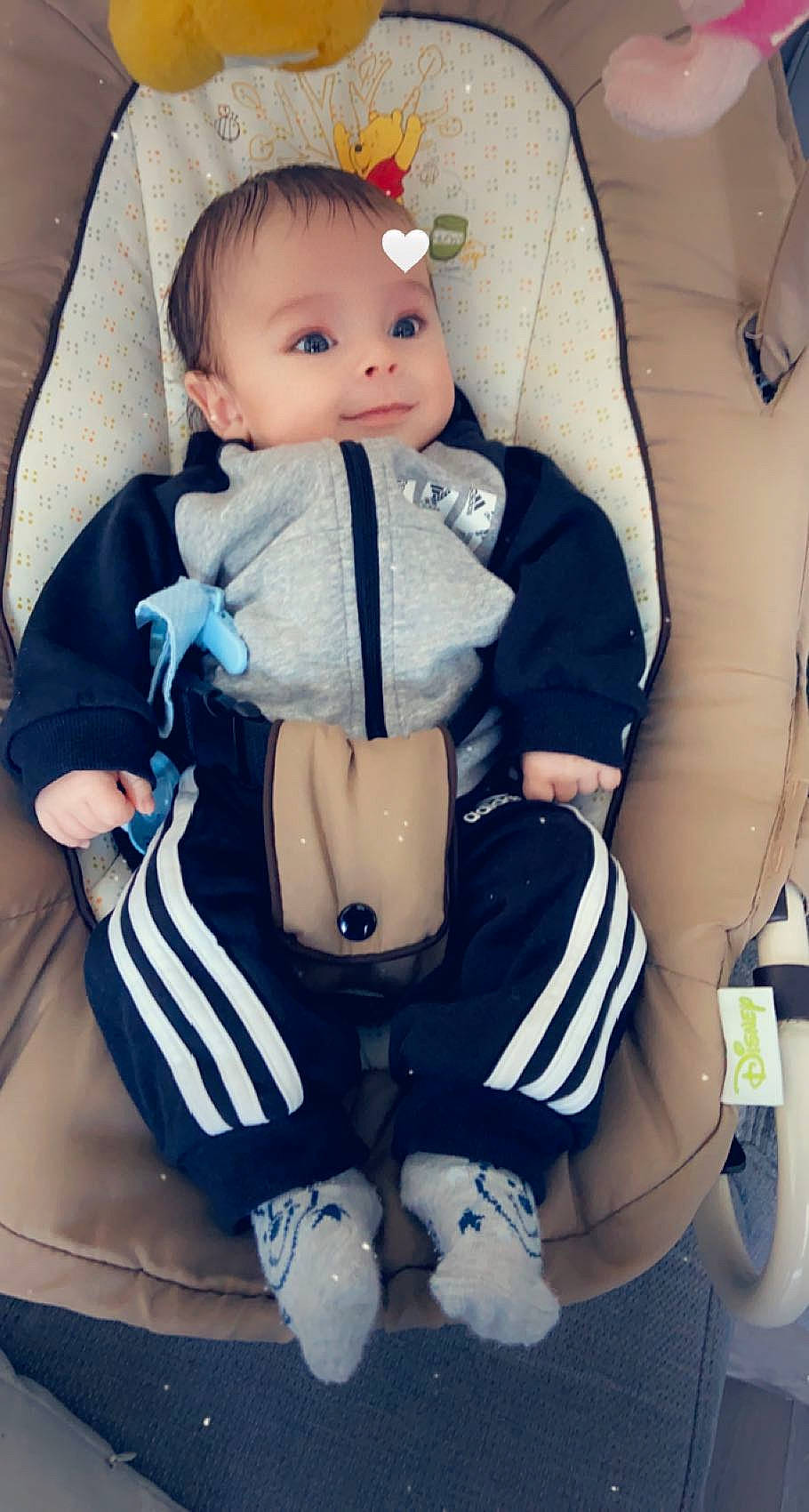 Diogo participe au concours pour gagner de l'argent avec cette photo : baby, baby_toddler_clothing, blazer, cheek, collar, comfort, doll, eye, face, finger, head, knee, leg, person, seat_belt, skin, sleeve, smile, thigh, toddler