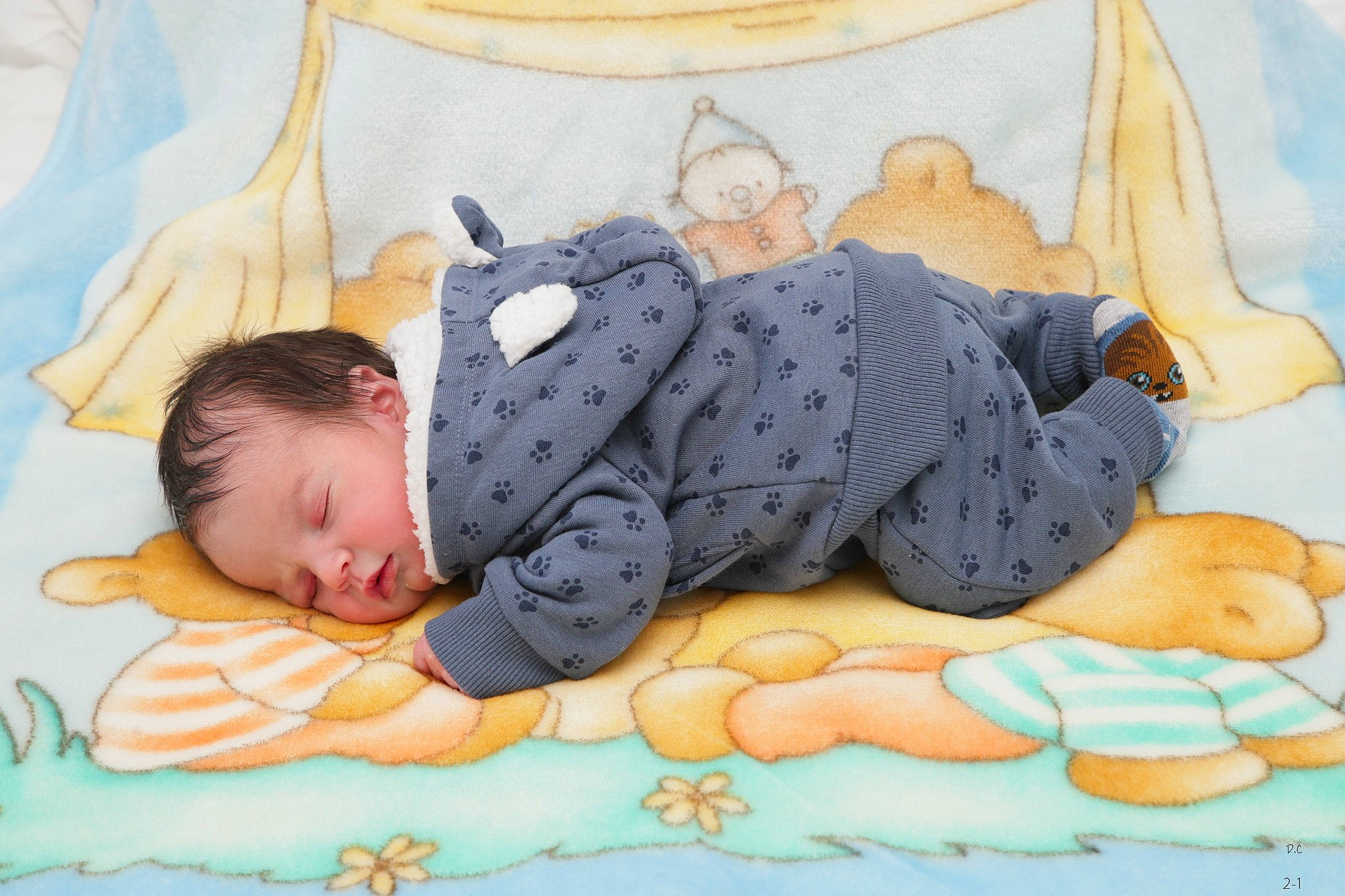 Diogo a rejoint le concours — aidez-le/la à gagner de superbes lots ! art, baby, baby_safety, baby_sleeping, baby_toddler_clothing, bed, bed_sheet, bedding, child, comfort, human, infant_bed, leisure, linens, morning, mouth, people, person, textile, toddler