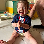 Zoé participe au concours pour gagner de l'argent avec cette photo : adult_leg, baby, child, clapping, cute, floor, foot, hand, happy, indoor, jersey, paris_saint_germain, person, ponytail, short_hair, sitting, skin, smiling, tile, toddler