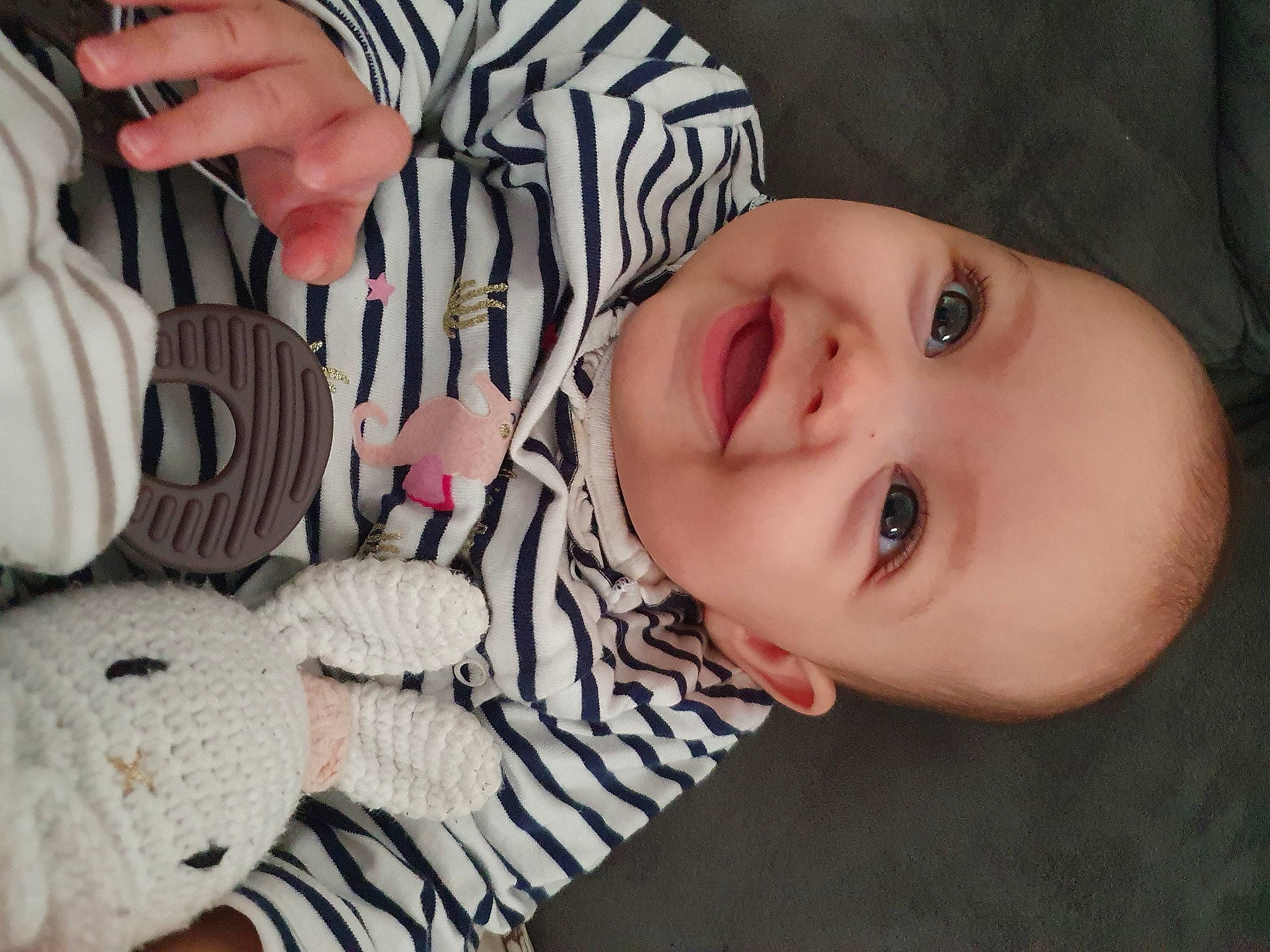 Albane a rejoint le concours — aidez-le/la à gagner de superbes lots ! arm, baby, baby_toddler_clothing, cheek, chin, eye, facial_expression, finger, gesture, hand, headgear, human_body, iris, joy, lip, mouth, nose, organ, person, product