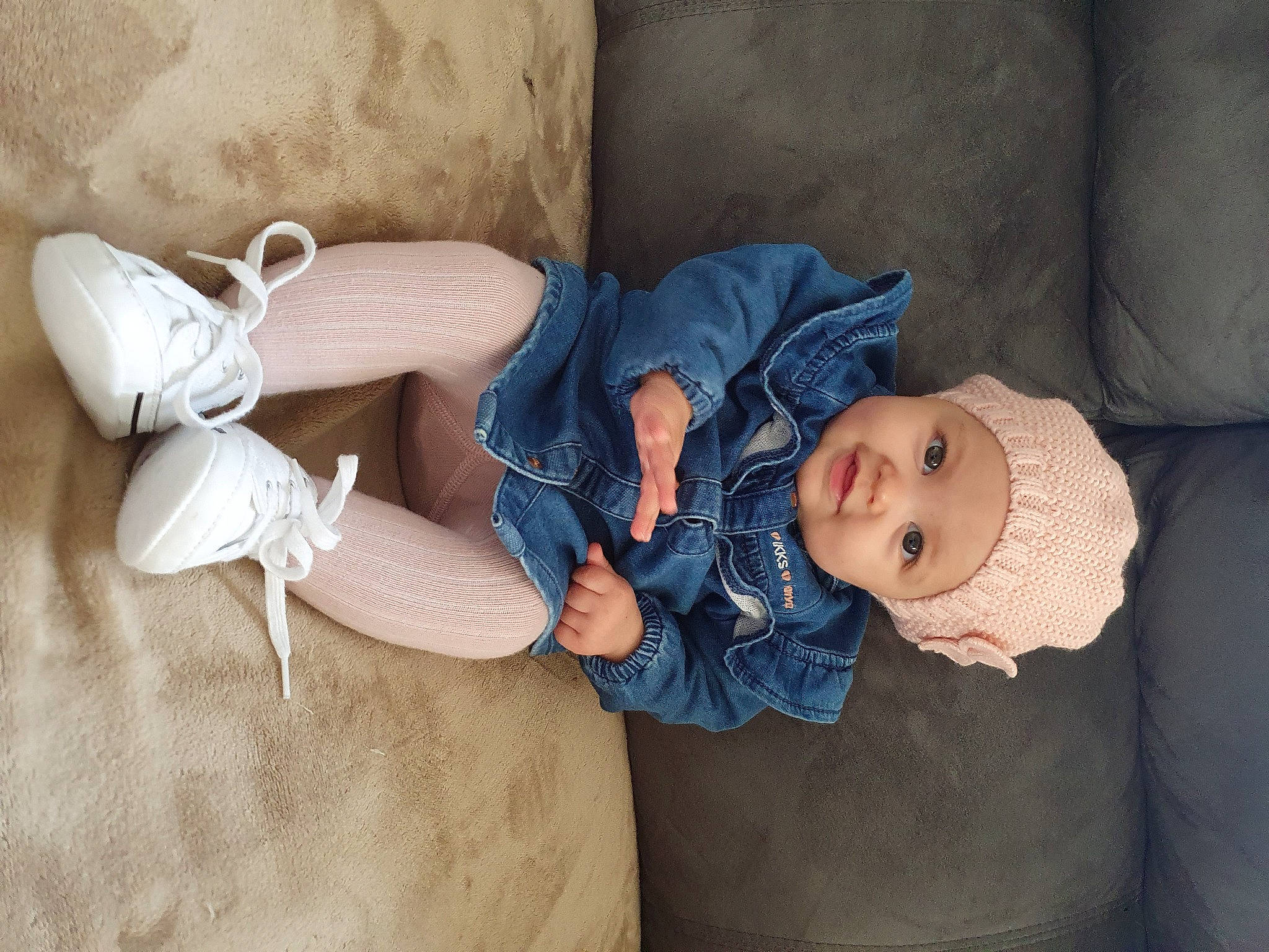 Albane a rejoint le concours — aidez-le/la à gagner de superbes lots ! arm, baby, baby_products, baby_sleeping, baby_toddler_clothing, child, comfort, eye, finger, hand, head, headgear, headwear, human_body, lap, leg, linens, person, skin, smile