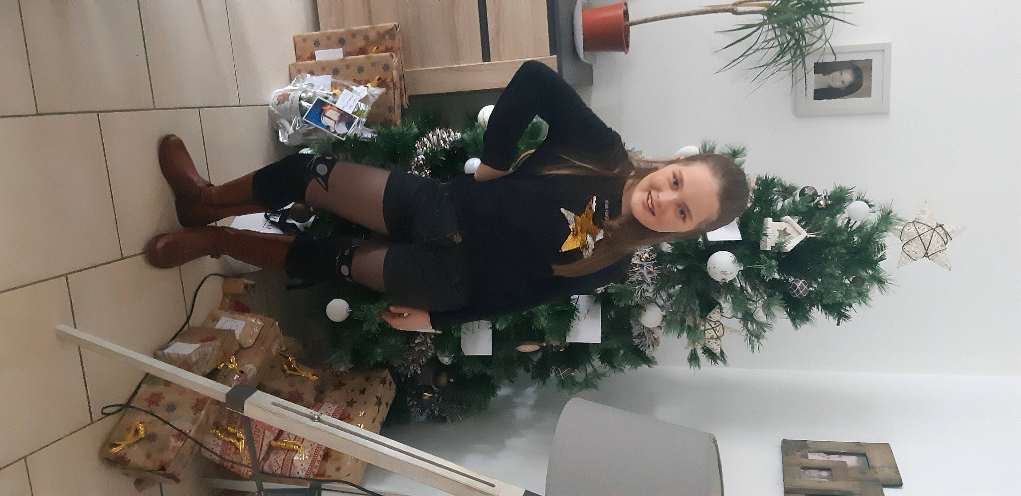 Charlotte participe au concours pour gagner de l'argent avec cette photo : blurred, boot, chair, christmas, christmas_decoration, event, floral_design, floristry, flower_arranging, flowerpot, fun, hat, holiday, houseplant, interior_design, joy, person, plant, room, shelf