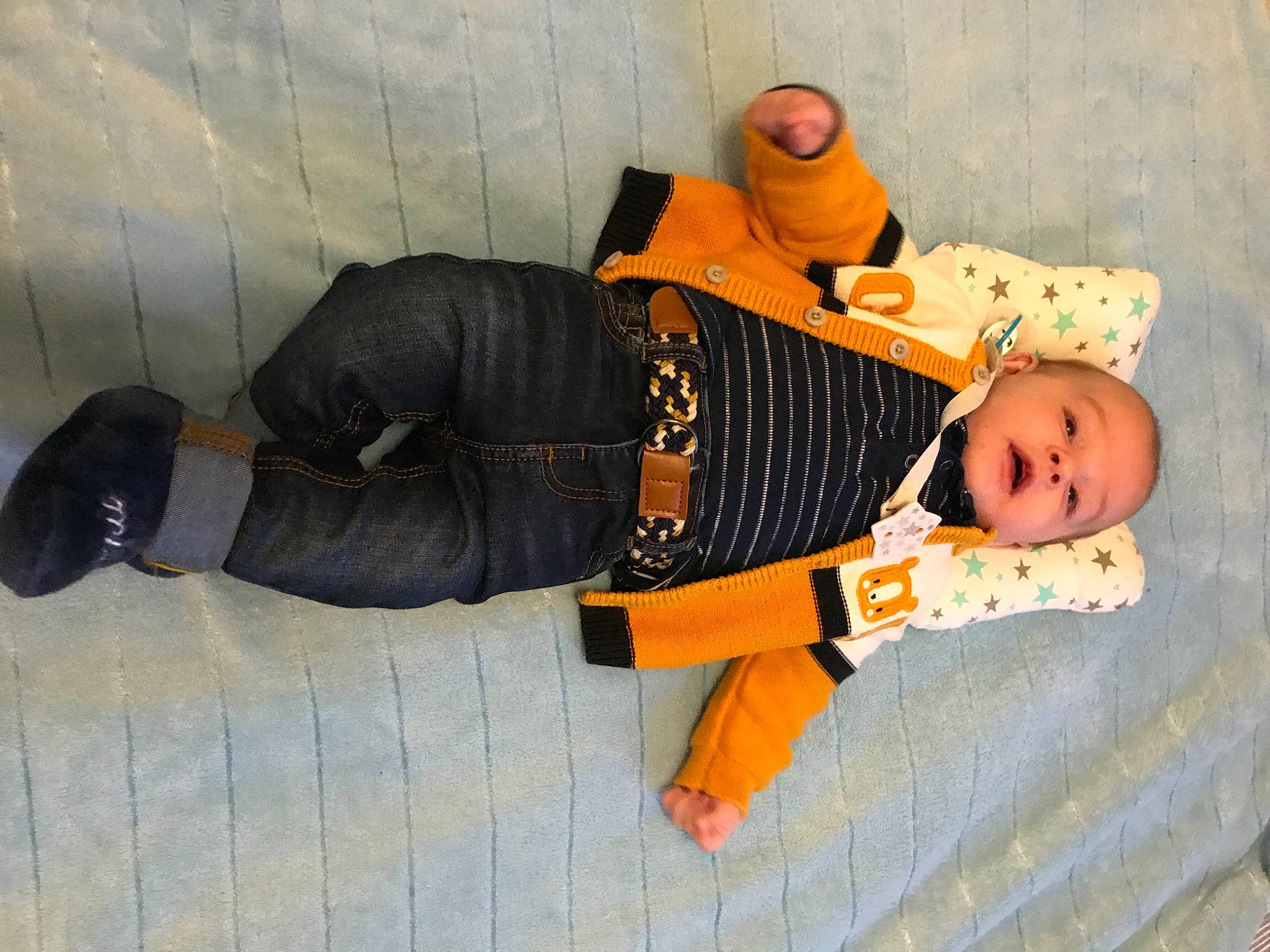 Kevin a rejoint le concours — aidez-le/la à gagner de superbes lots ! baby, baby_toddler_clothing, child, comfort, costume, fun, headgear, knee, orange, pattern, person, personal_protective_equipment, sitting, sleeve, street_fashion, thigh, toddler, trick_or_treat, wood