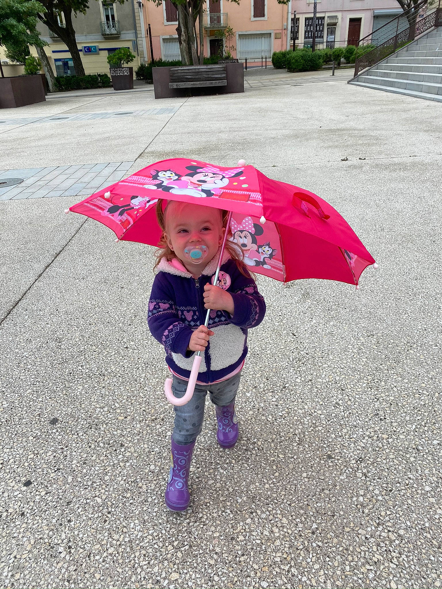Kate a rejoint le concours — aidez-le/la à gagner de superbes lots ! child, costume, fashion_accessory, flower, headwear, joy, outerwear, person, pink, plant, precipitation, purple, rain, smile, toddler, umbrella