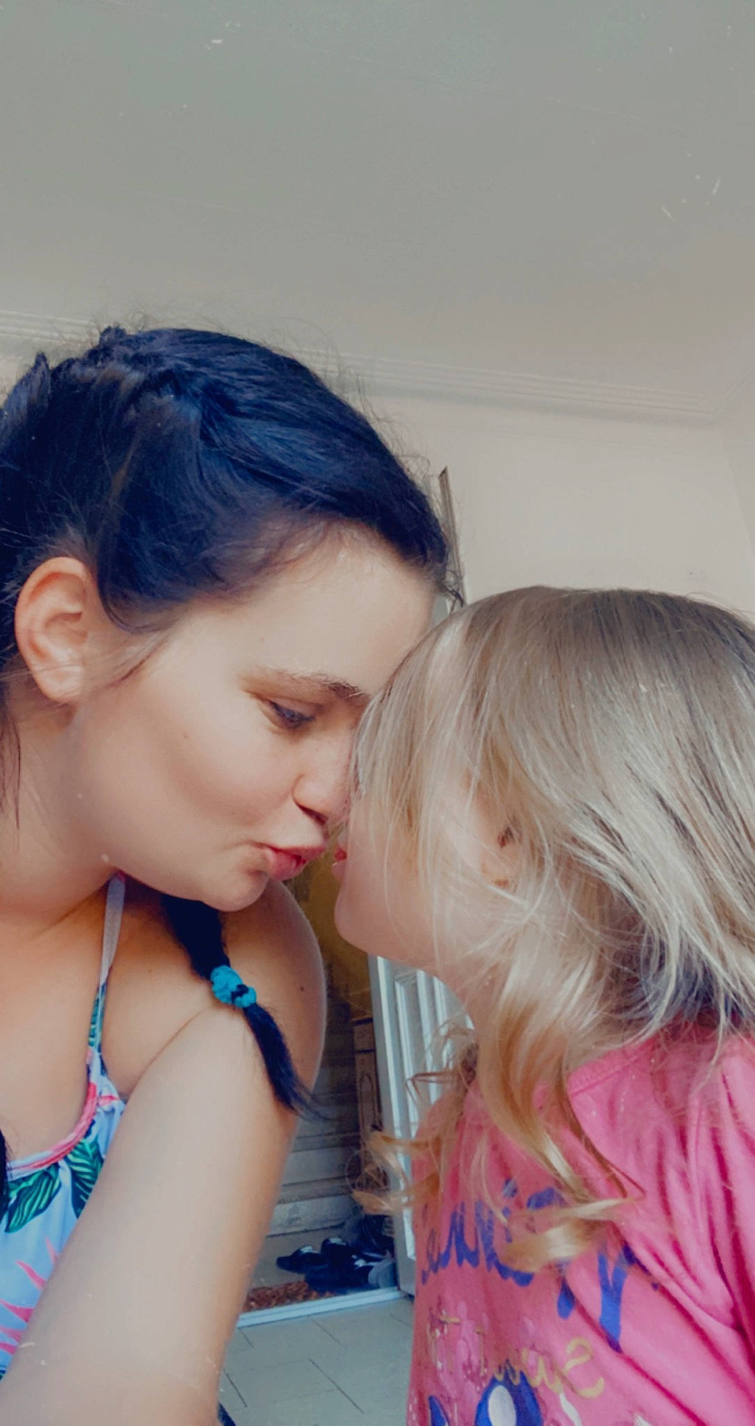 Kate a rejoint le concours — aidez-le/la à gagner de superbes lots ! black_hair, cheek, child, ear, forehead, gesture, hair, hair_coloring, hairstyle, interaction, nose, person