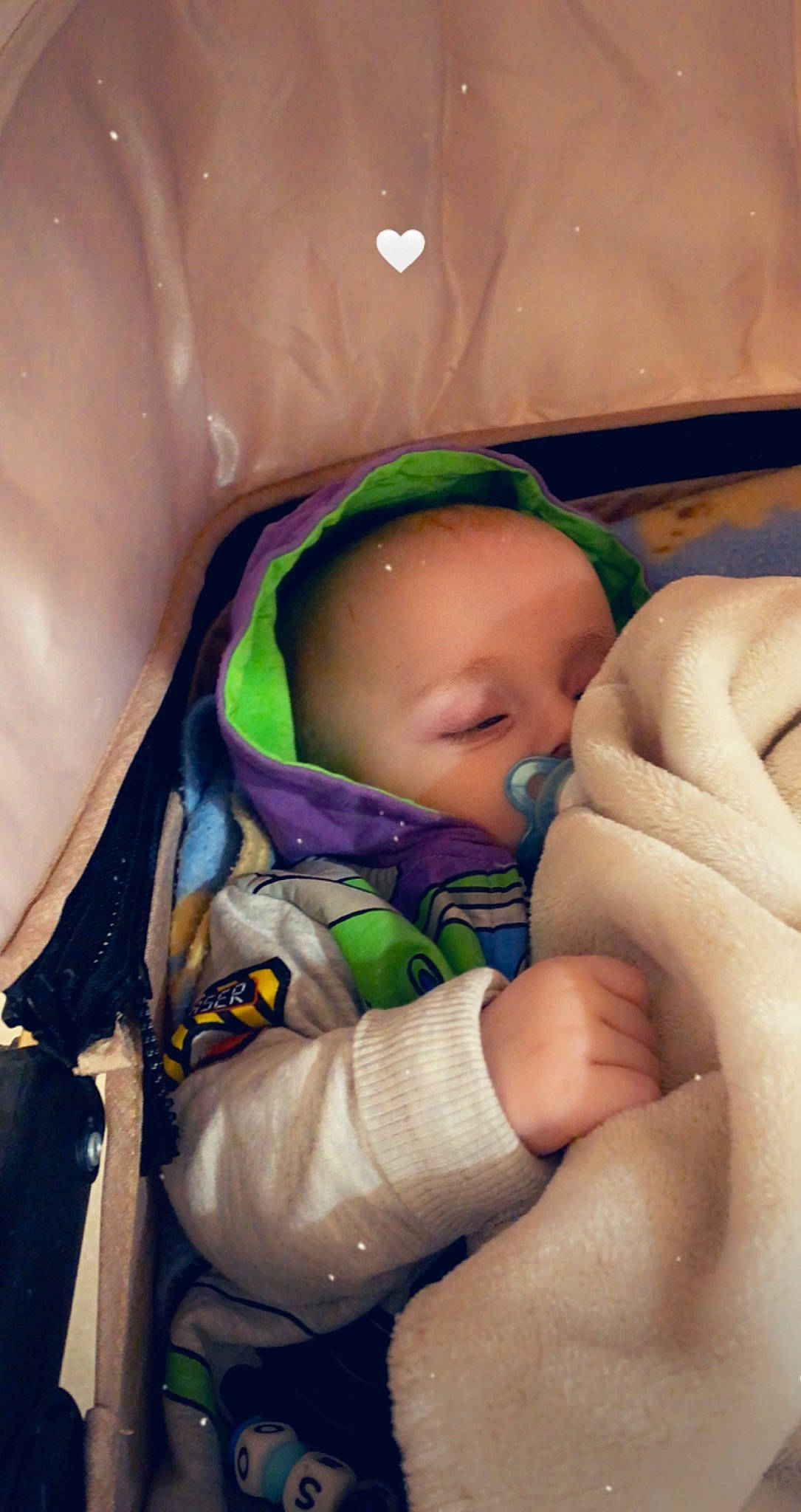 Soane a rejoint le concours — aidez-le/la à gagner de superbes lots ! baby, baby_products, cheek, child, chin, comfort, eye, eyebrow, finger, gesture, head, human_body, linens, mouth, nose, person, product, skin, textile, thumb