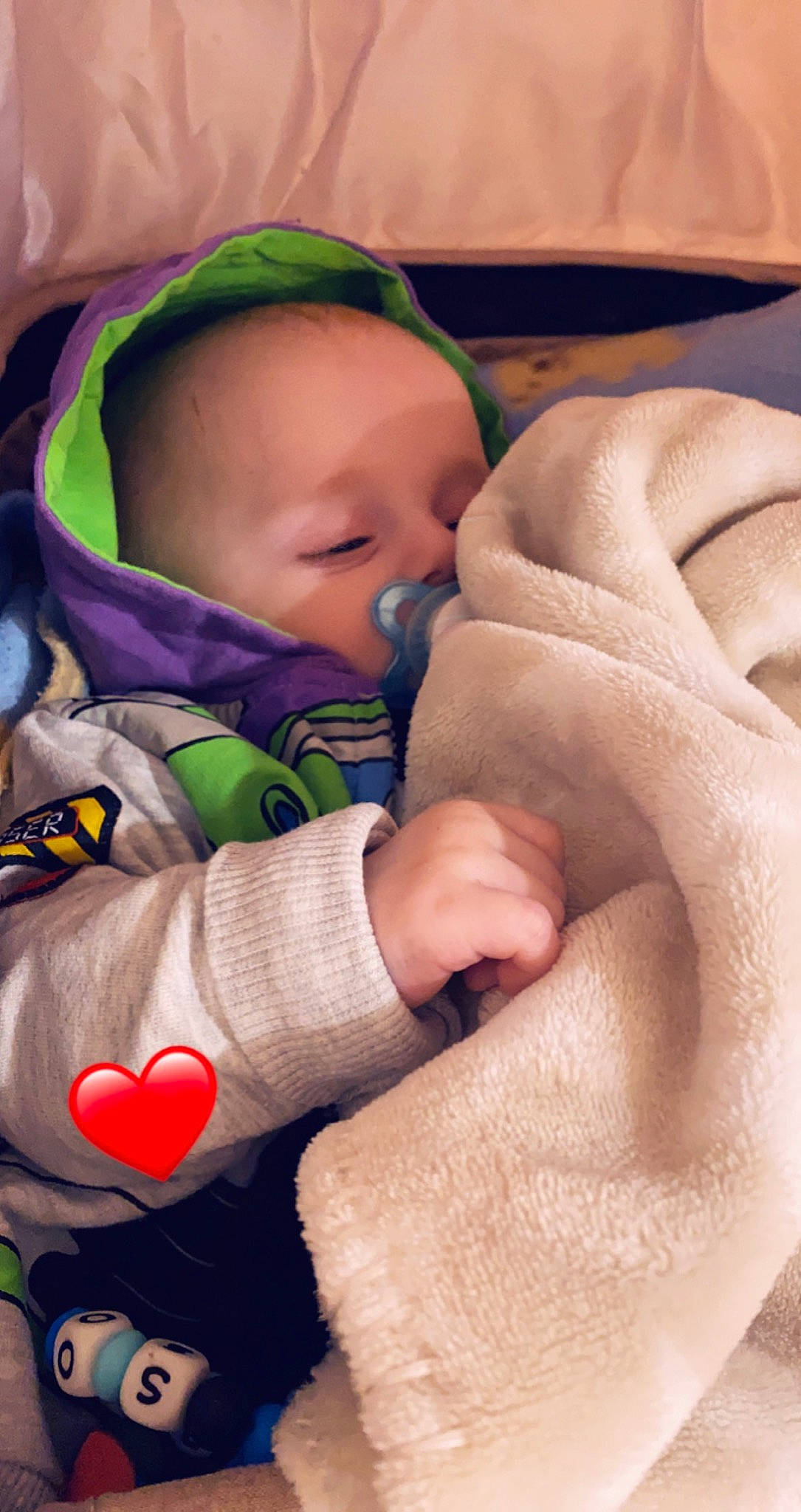 Soane a rejoint le concours — aidez-le/la à gagner de superbes lots ! baby, baby_products, baby_sleeping, baby_toddler_clothing, bedtime, carmine, cheek, child, close_up, comfort, finger, linens, mouth, nail, nose, person, room, skin, textile, thumb