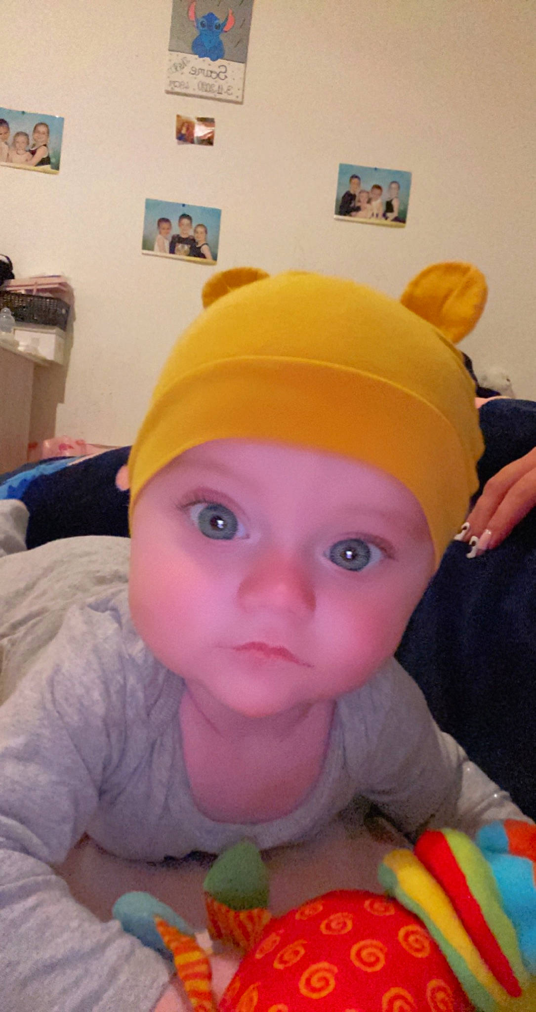 Soane a rejoint le concours — aidez-le/la à gagner de superbes lots ! baby, baby_carrot, baby_toddler_clothing, beanie, blurred, bonnet, cap, cheek, child, chin, fashion_accessory, forehead, fun, headwear, knit_cap, lip, mouth, nose, person, room