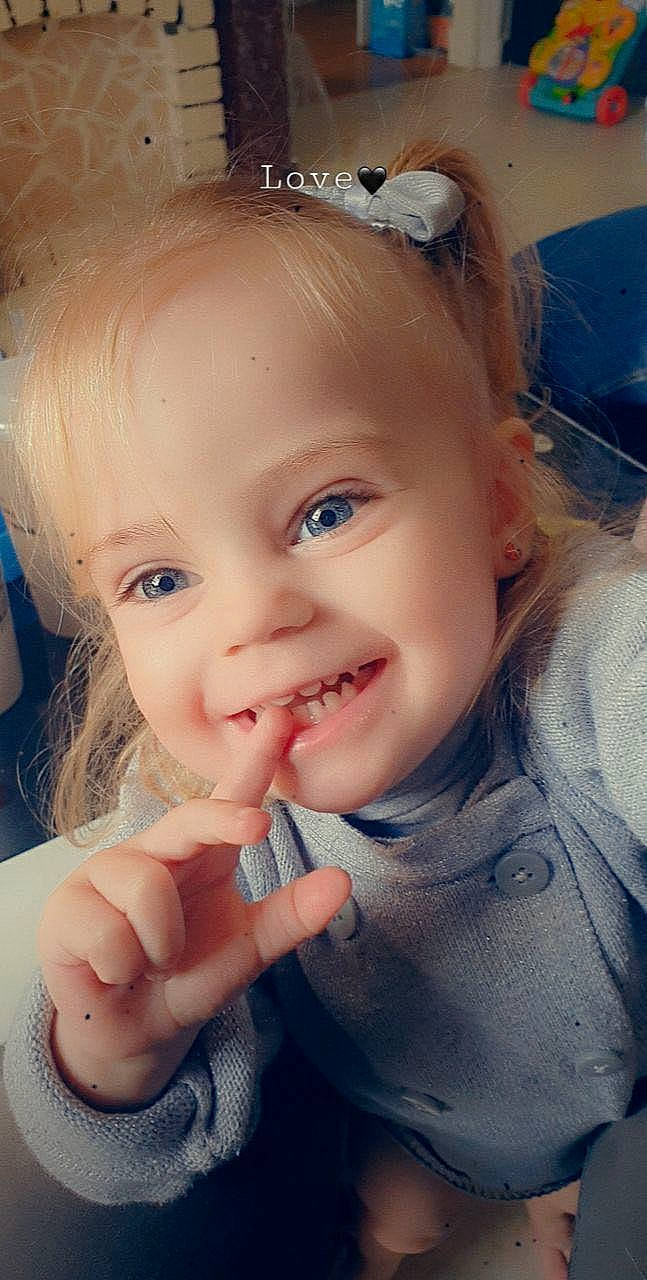 Kate participe au concours pour gagner de l'argent avec cette photo : blond, cheek, child, chin, eye, eyebrow, face, finger, forehead, gesture, hair, hand, head, iris, joy, lip, mouth, nose, person, skin