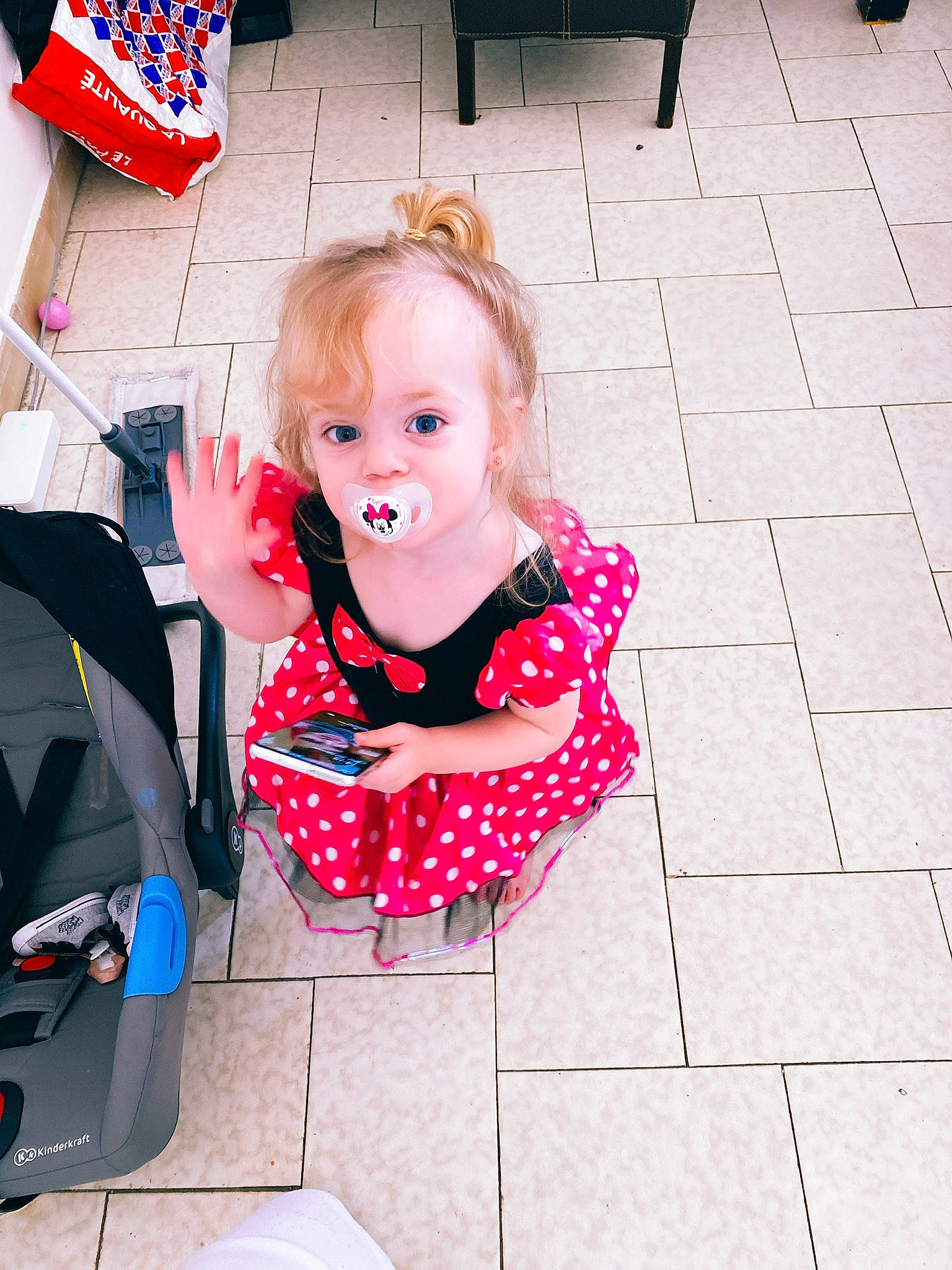 Kate participe au concours pour gagner de l'argent avec cette photo : baby, child, design, pattern, person, pink, polka_dot, product, toddler, vacation