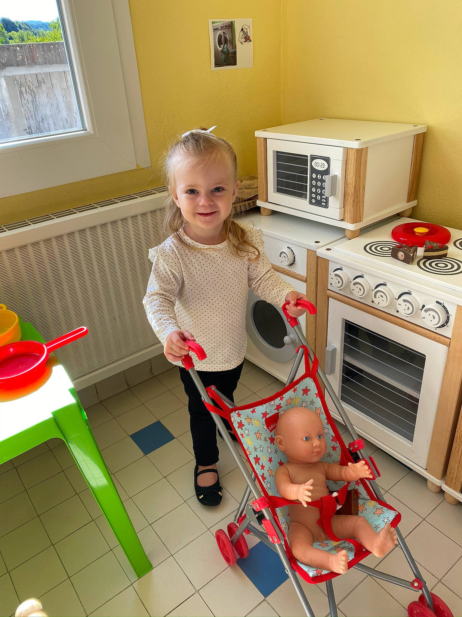 Kate participe au concours pour gagner de l'argent avec cette photo : baby, child, floor, flooring, home_appliance, joy, kitchen, person, play, product, room, toddler
