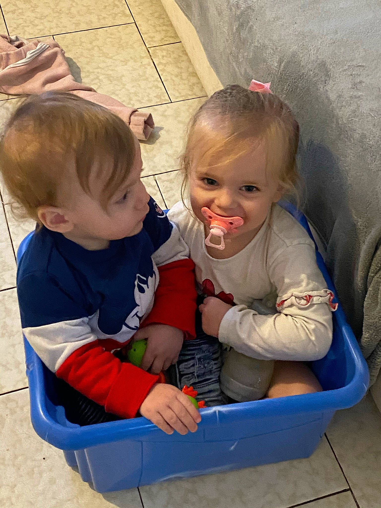 Lissandro participe au concours pour gagner de l'argent avec cette photo : baby, baby_products, child, fun, joy, person, play, product, sibling, sitting, skin, smile, toddler