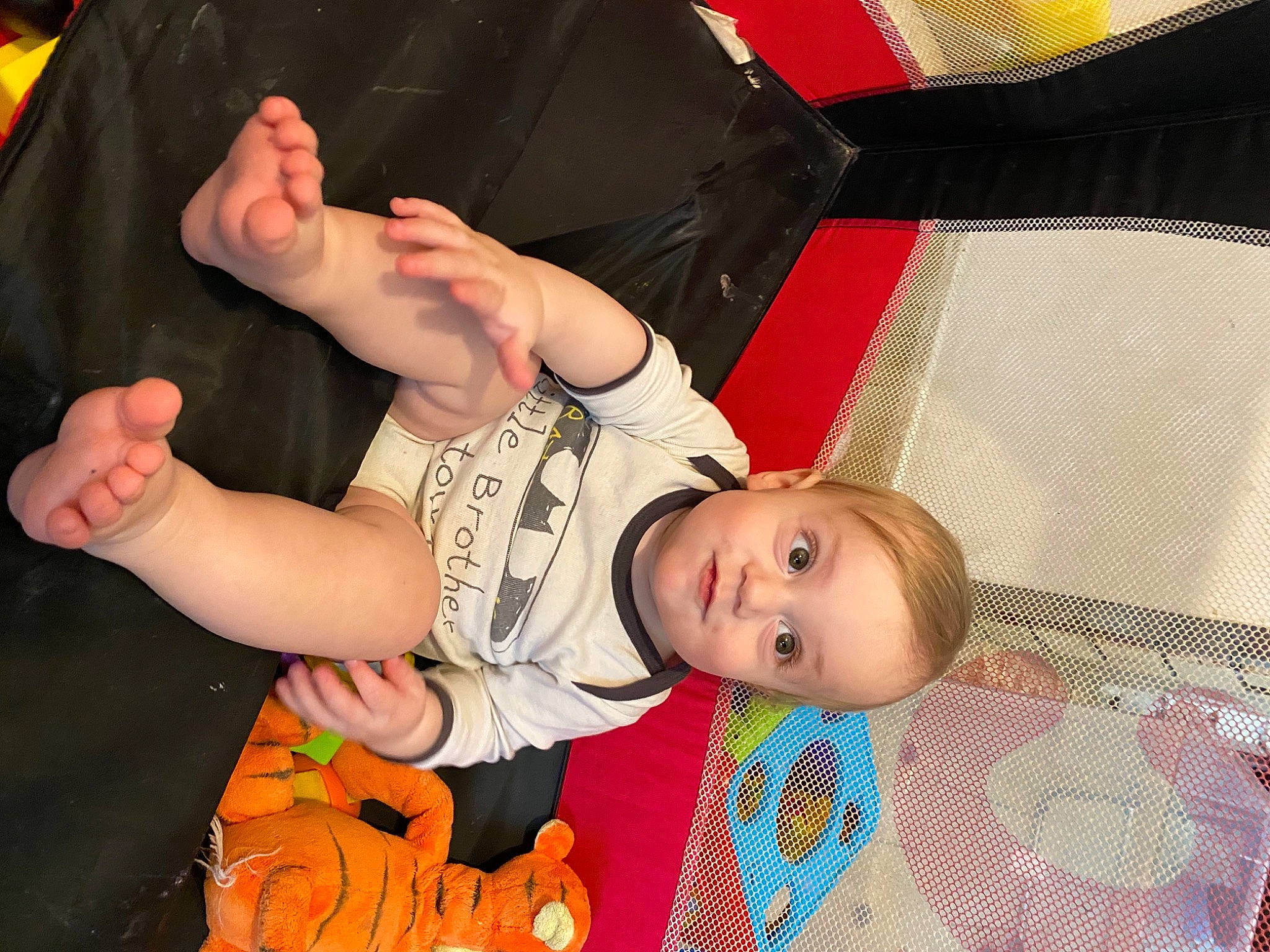 Lissandro a rejoint le concours — aidez-le/la à gagner de superbes lots ! arm, child, finger, gesture, hand, person, thumb, toddler