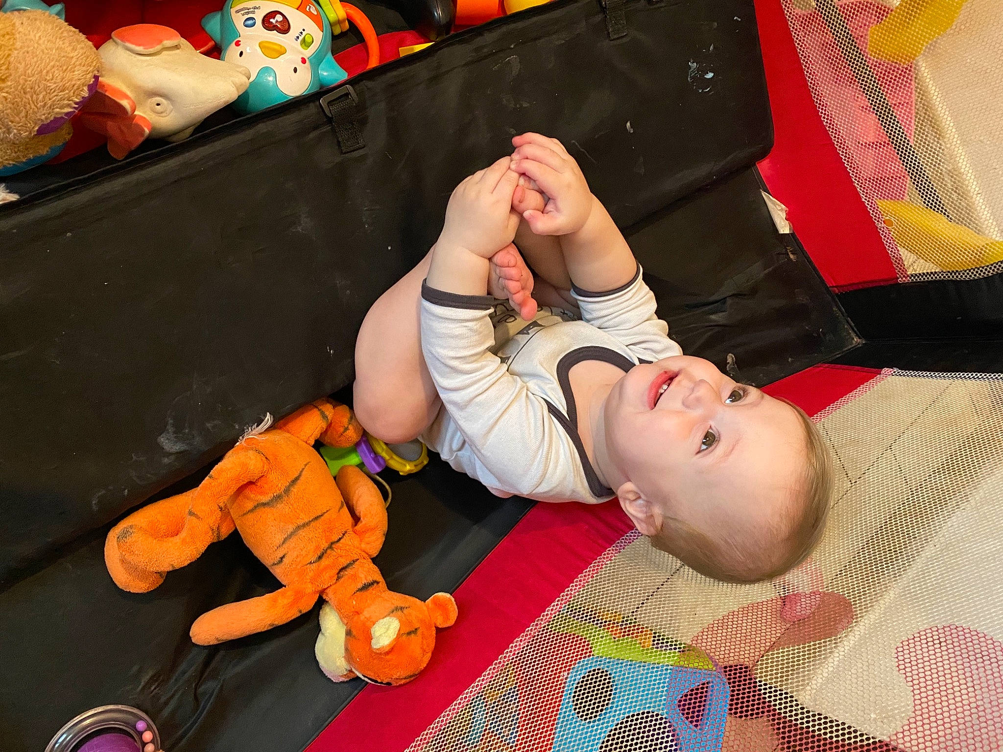 Lissandro participe au concours pour gagner de l'argent avec cette photo : child, leg, person