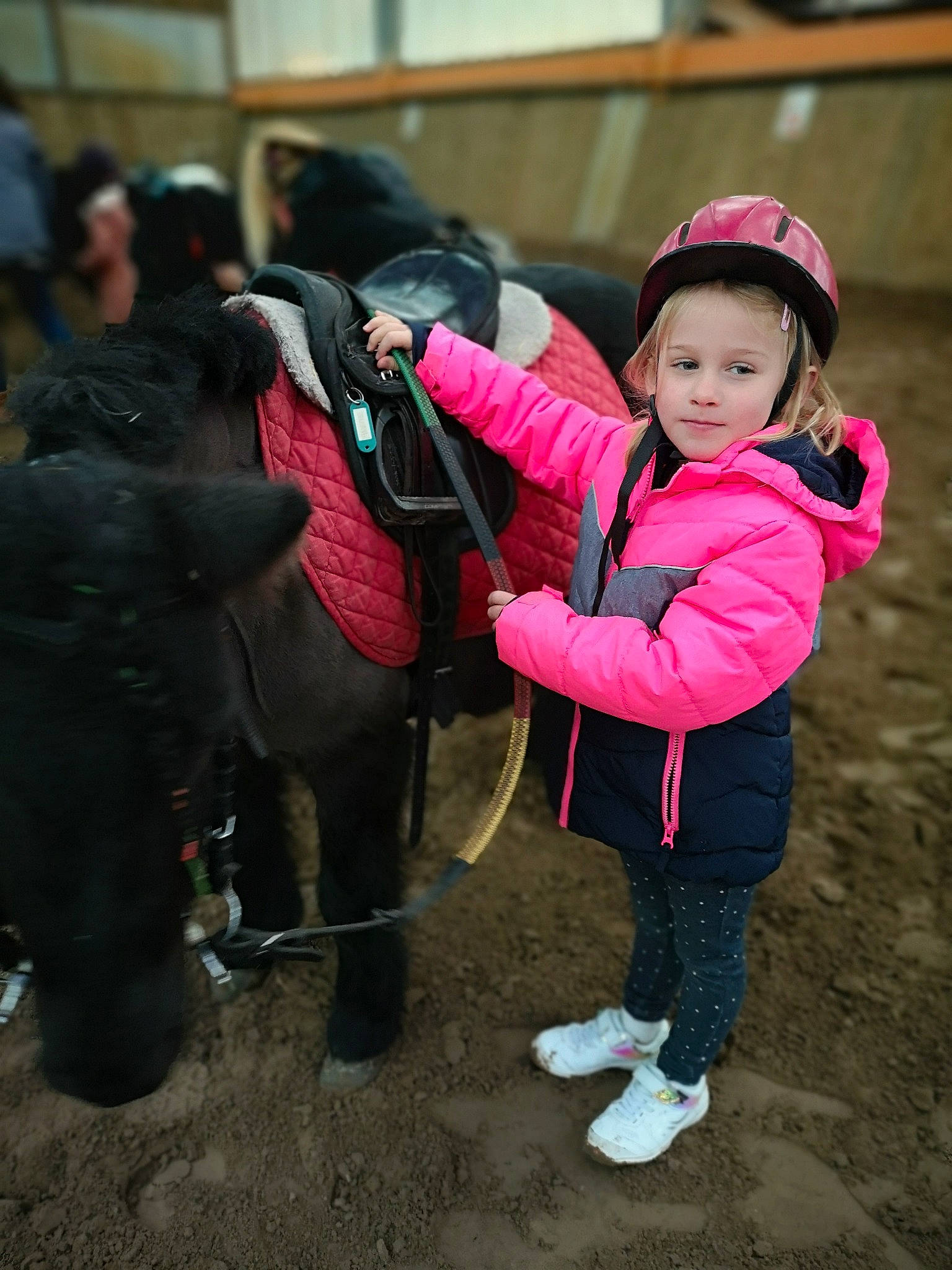 Carla participe au concours pour gagner de l'argent avec cette photo : baby, backpack, bag, camera, child, event, fun, fur, happy, jacket, leisure, luggage_and_bags, magenta, people, person, recreation, toddler, travel, tree, winter