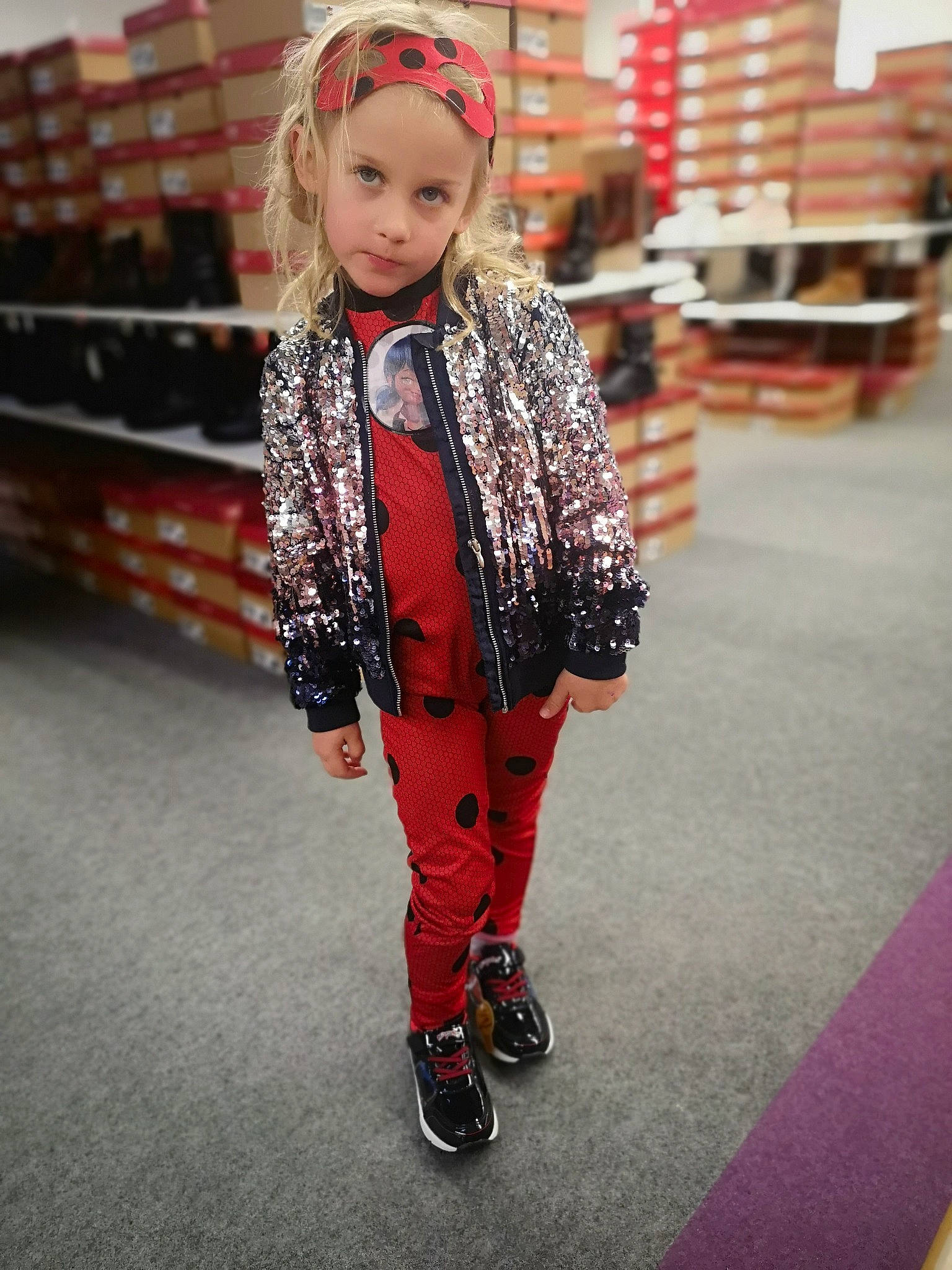 Carla a rejoint le concours — aidez-le/la à gagner de superbes lots ! boot, child, event, eyewear, face, fashion, fashion_accessory, fashion_design, flooring, formal_wear, fun, fur, happy, hat, headwear, jewellery, magenta, pattern, person, scarf