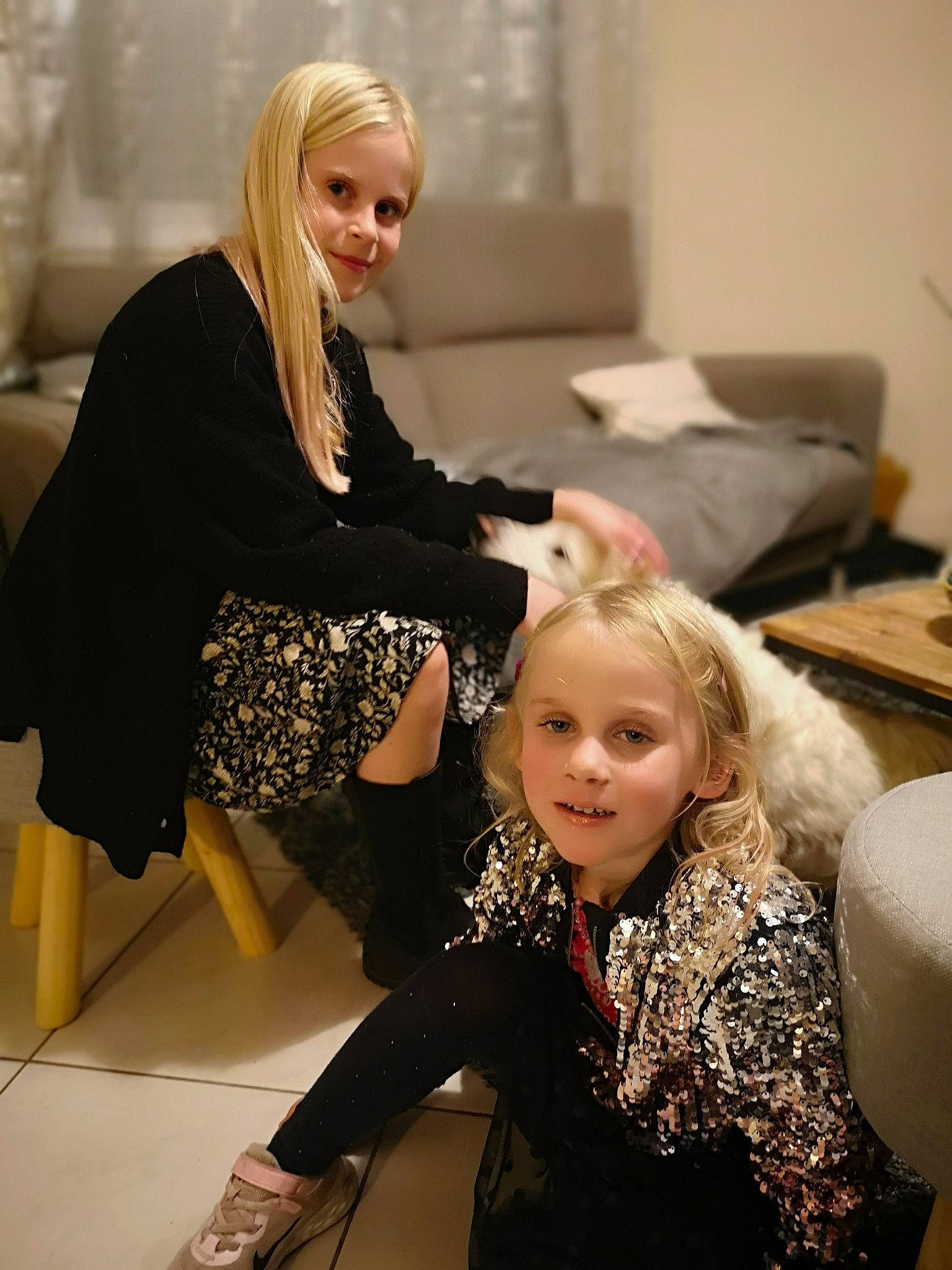 Carla a rejoint le concours — aidez-le/la à gagner de superbes lots ! arm, beauty_salon, blond, comfort, event, fashion_design, fun, hair, head, joint, joy, knee, layered_hair, leg, long_hair, makeover, person, personal_grooming, shoulder, skin