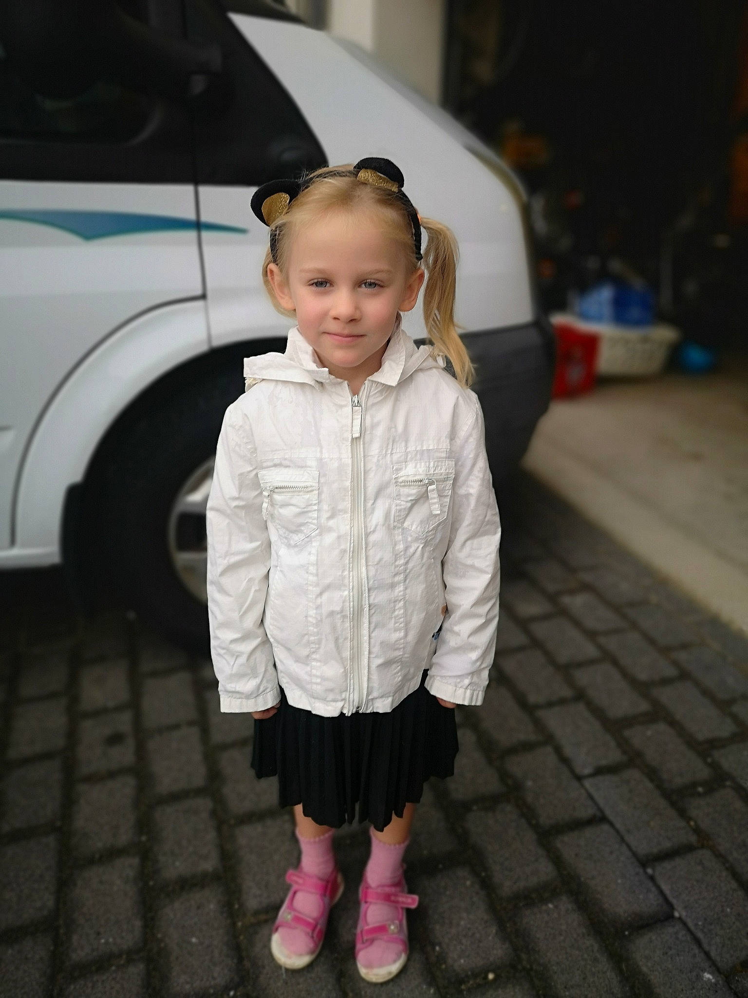 Carla participe au concours pour gagner de l'argent avec cette photo : auto_part, automotive_design, automotive_exterior, automotive_lighting, automotive_tire, automotive_wheel_system, child, commercial_vehicle, flooring, formal_wear, fun, joy, luxury_vehicle, motor_vehicle, person, skin, smile, sock, tire, toddler