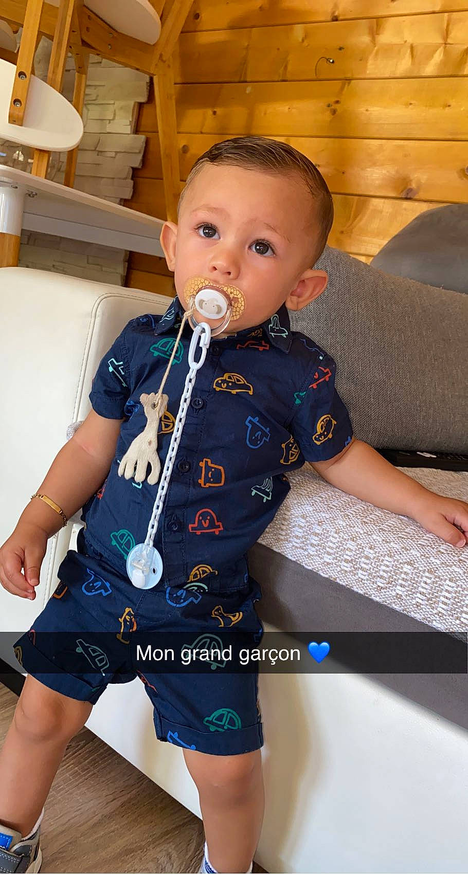 Kaylan participe au concours pour gagner de l'argent avec cette photo : baby, baby_toddler_clothing, child, collar, comfort, elbow, electric_blue, fun, human_leg, knee, neck, pattern, person, shoulder, sitting, skin, sleeve, t_shirt, thigh, thumb