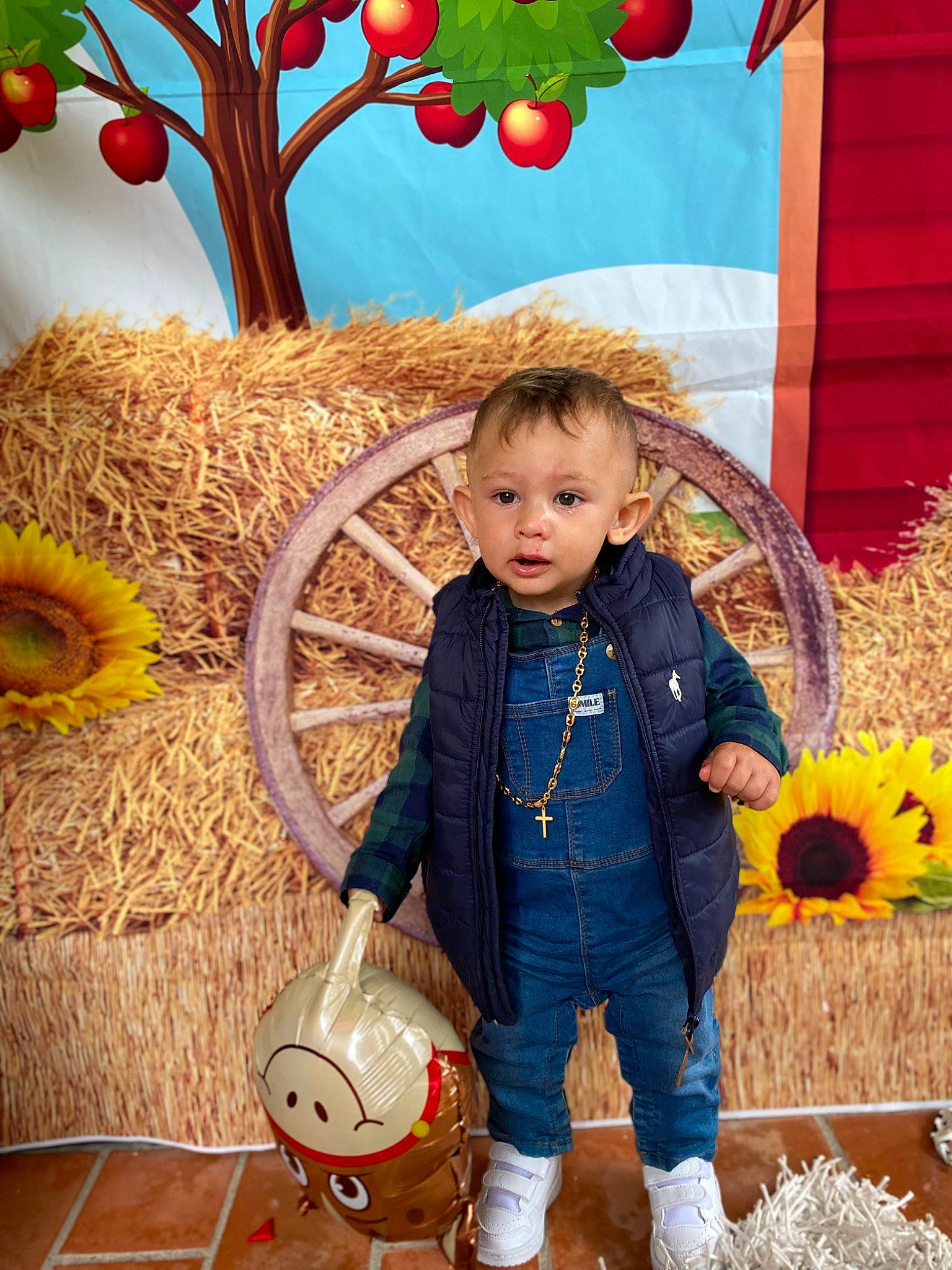 Kaylan a rejoint le concours — aidez-le/la à gagner de superbes lots ! automotive_wheel_system, baby_toddler_clothing, boot, child, flower, fun, happy, orange, pattern, person, plant, play, pumpkin, sitting, toddler, tree, vegetable, wheel, winter_squash, wood