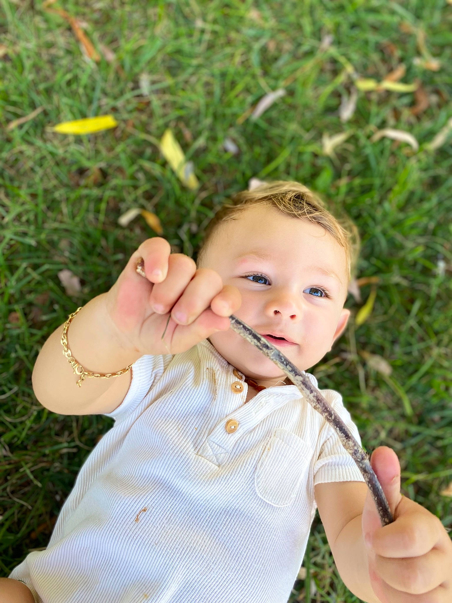 Kaylan a rejoint le concours — aidez-le/la à gagner de superbes lots ! baby, baby_toddler_clothing, child, finger, flash_photography, gesture, grass, grass_family, hand, happy, leaf, lip, meadow, nail, people_in_nature, person, plant, skin, summer, thumb