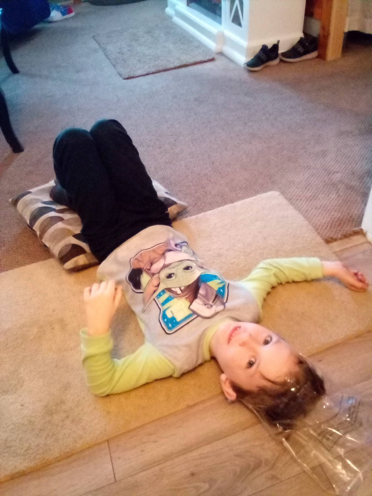 Eli is registered to the contest to win money with this photo: comfort, cool, floor, flooring, foot, fun, happy, hardwood, human_body, human_leg, joint, joy, knee, lap, leg, leisure, person, shoe, sportswear, thigh