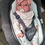 Summer participe au concours pour gagner de l'argent avec cette photo : baby, infant, pacifier, headband, pink, baby_seat, baby_moov, straps, clothing, footwear, toddler, child, indoors, floor_tiles, cute, portrait, seat, comfort, expression, baby_girl