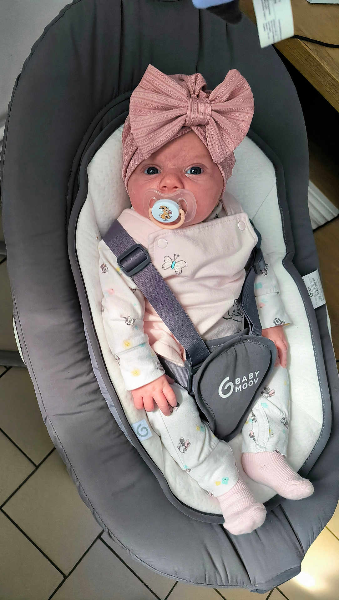 Summer participe au concours pour gagner de l'argent avec cette photo : baby, infant, pacifier, headband, pink, baby_seat, baby_moov, straps, clothing, footwear, toddler, child, indoors, floor_tiles, cute, portrait, seat, comfort, expression, baby_girl