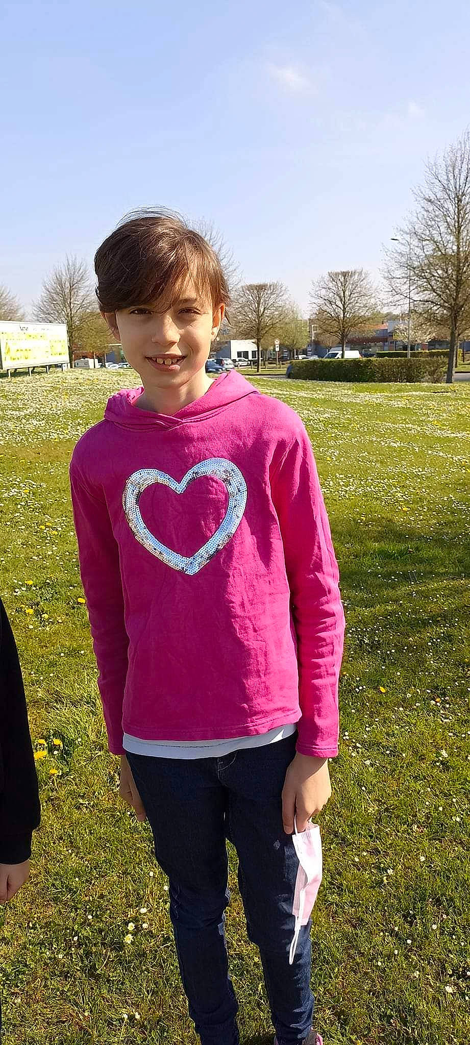 Cindy a rejoint le concours — aidez-le/la à gagner de superbes lots ! cool, grass, happy, human_body, jersey, joy, leaf, leisure, magenta, neck, outerwear, person, pink, plant, shoulder, sky, sleeve, smile, sportswear, standing